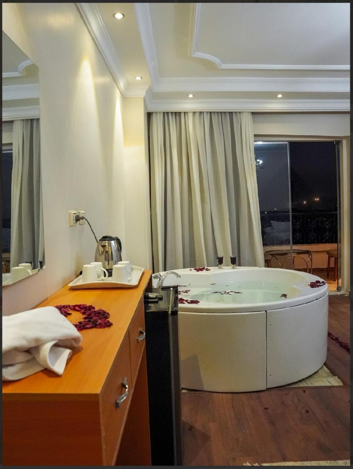 Three pyramids view & jacuzzi - Photo 40