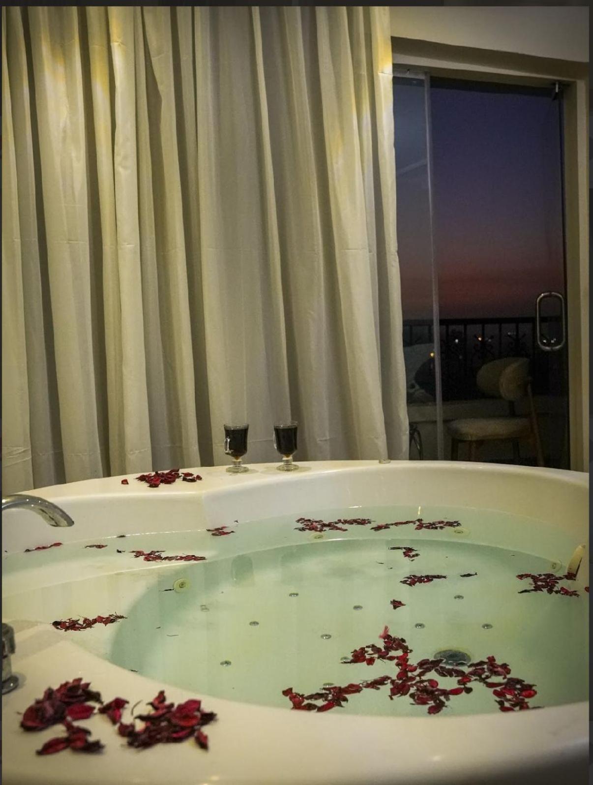 Three pyramids view & jacuzzi - Photo 38