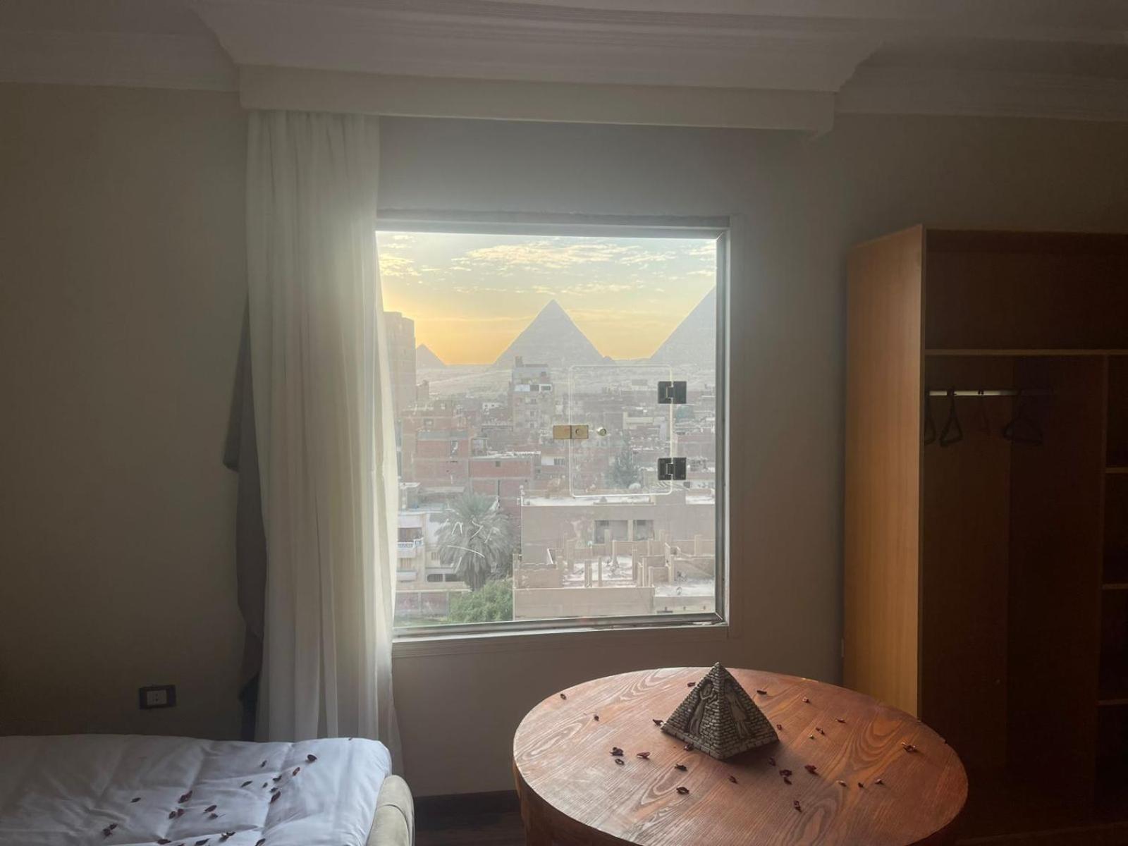 Three pyramids view & jacuzzi - Photo 3