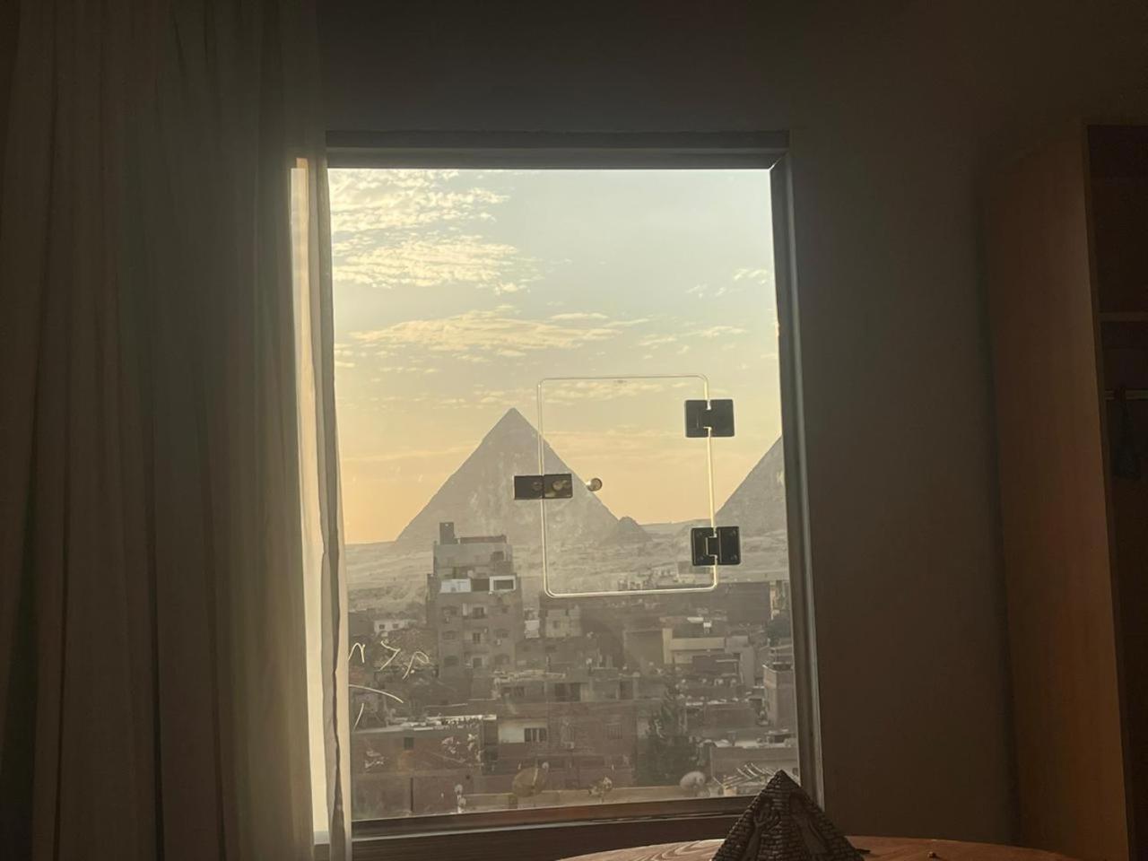 Three pyramids view & jacuzzi - Photo 8