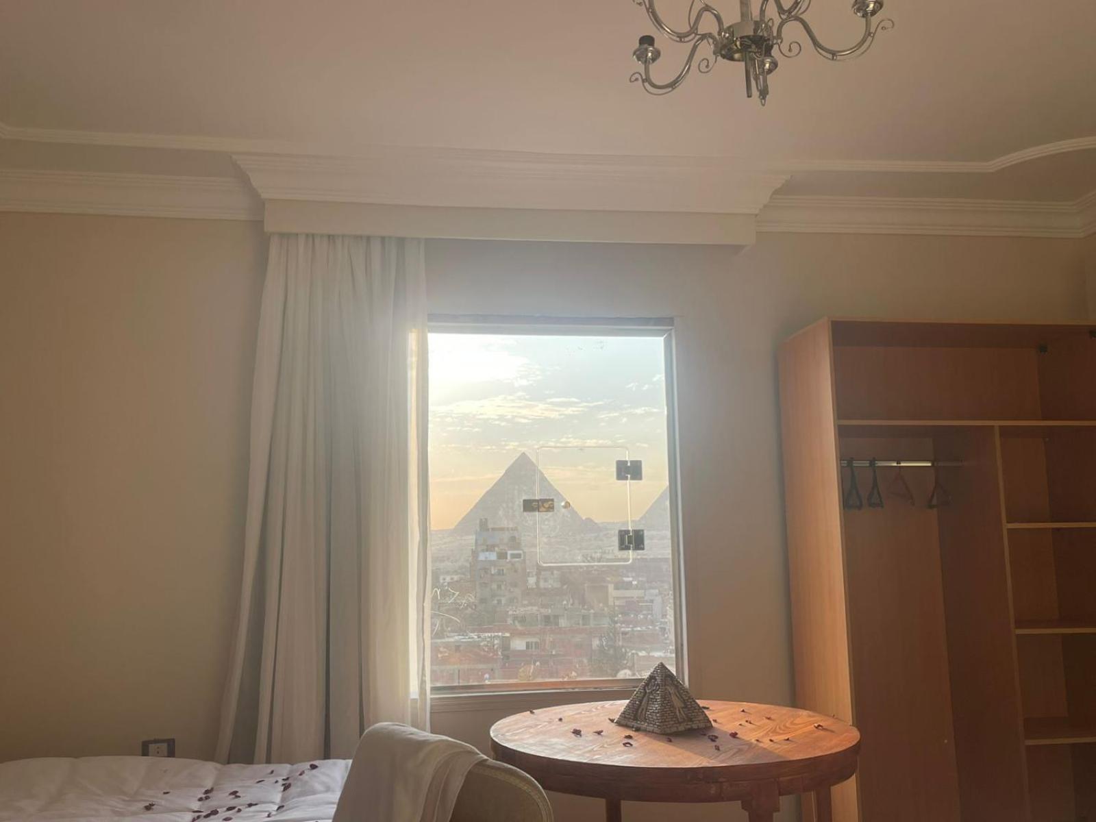 Three pyramids view & jacuzzi - Photo 4