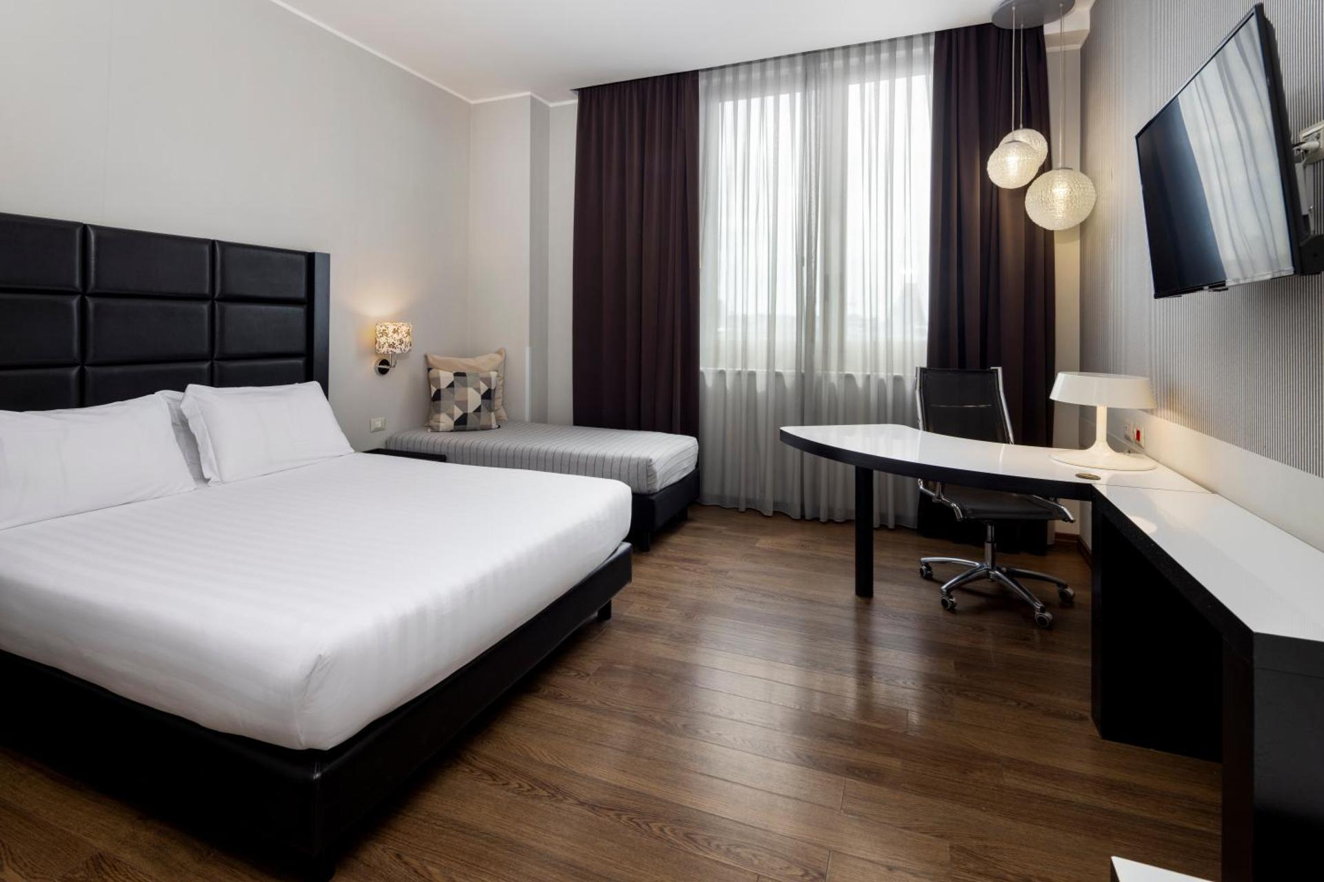 Standard Queen Room with Sofa Bed - Non-Smoking