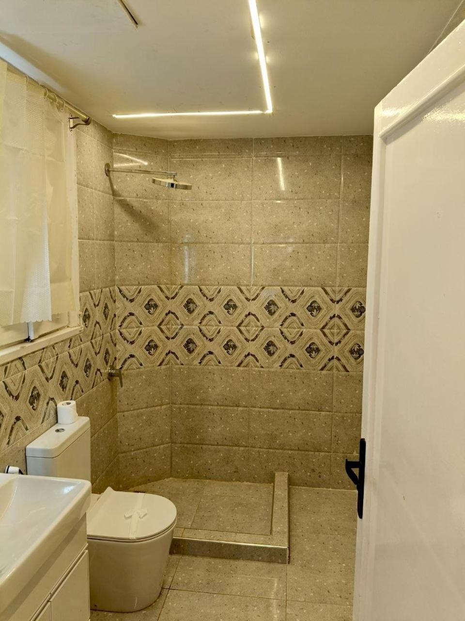 Garden City Hotel In Downtown - Photo 9