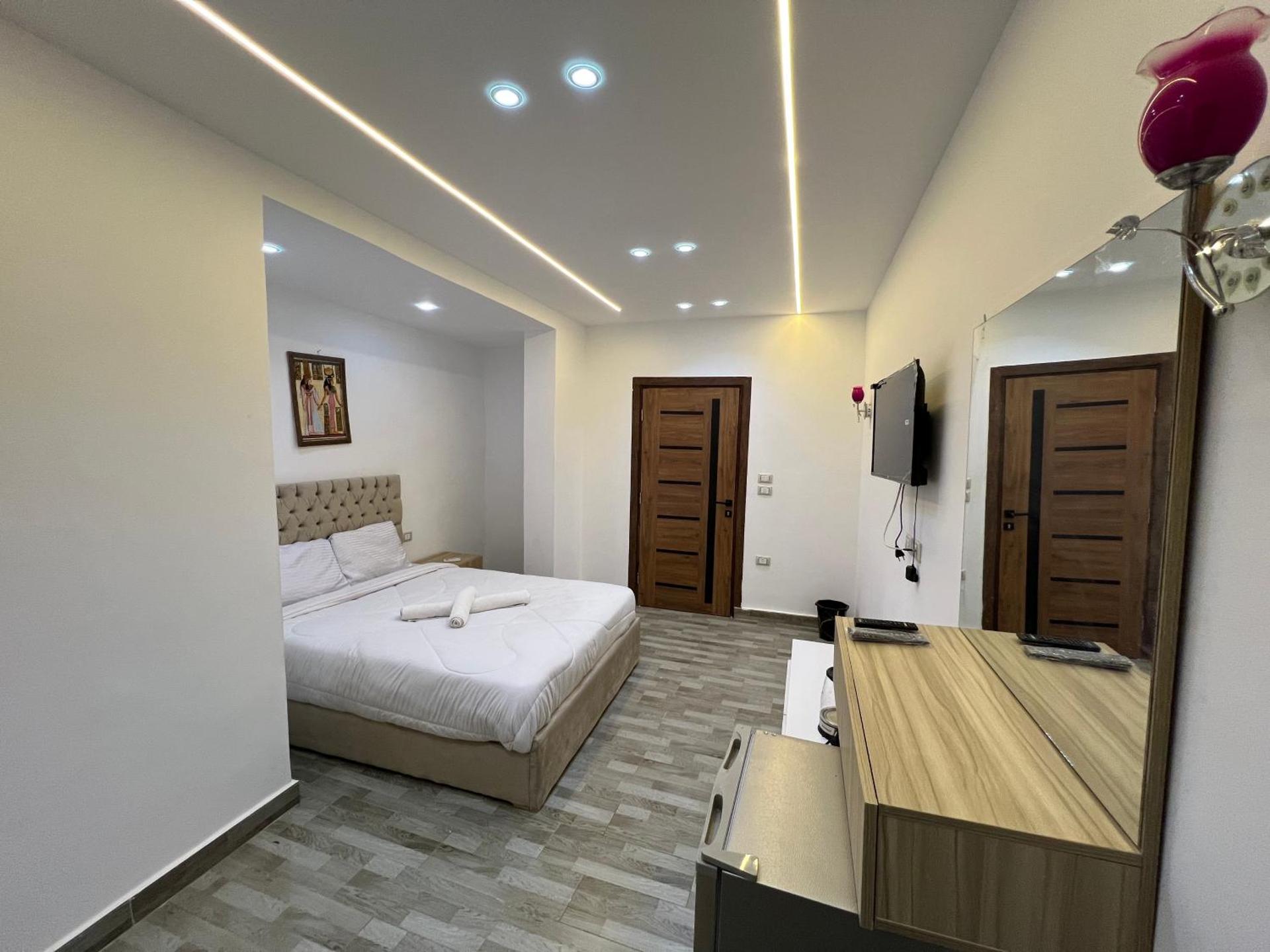 Golden king pyramids view INN - Photo 28