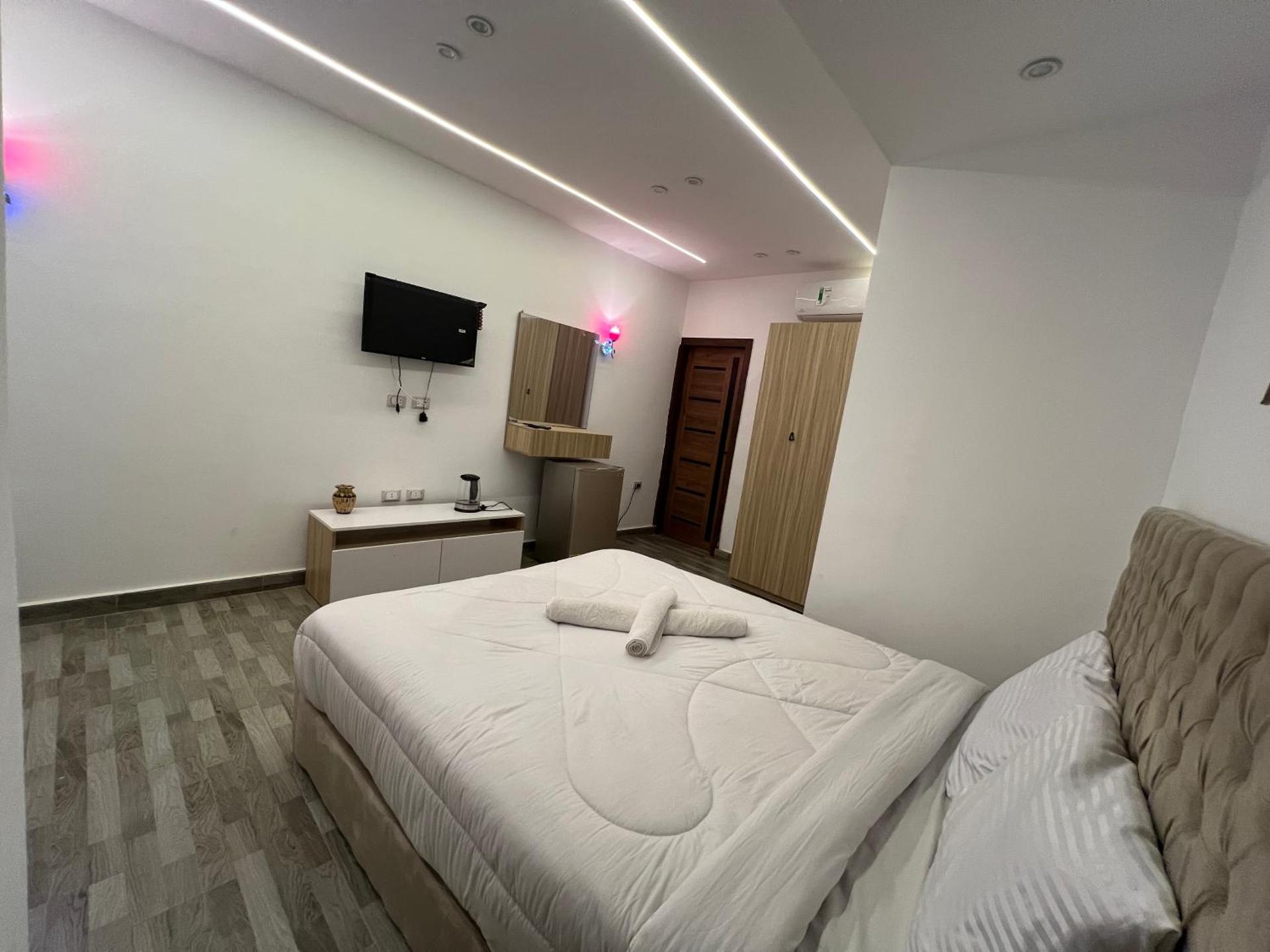 Golden king pyramids view INN - Photo 29