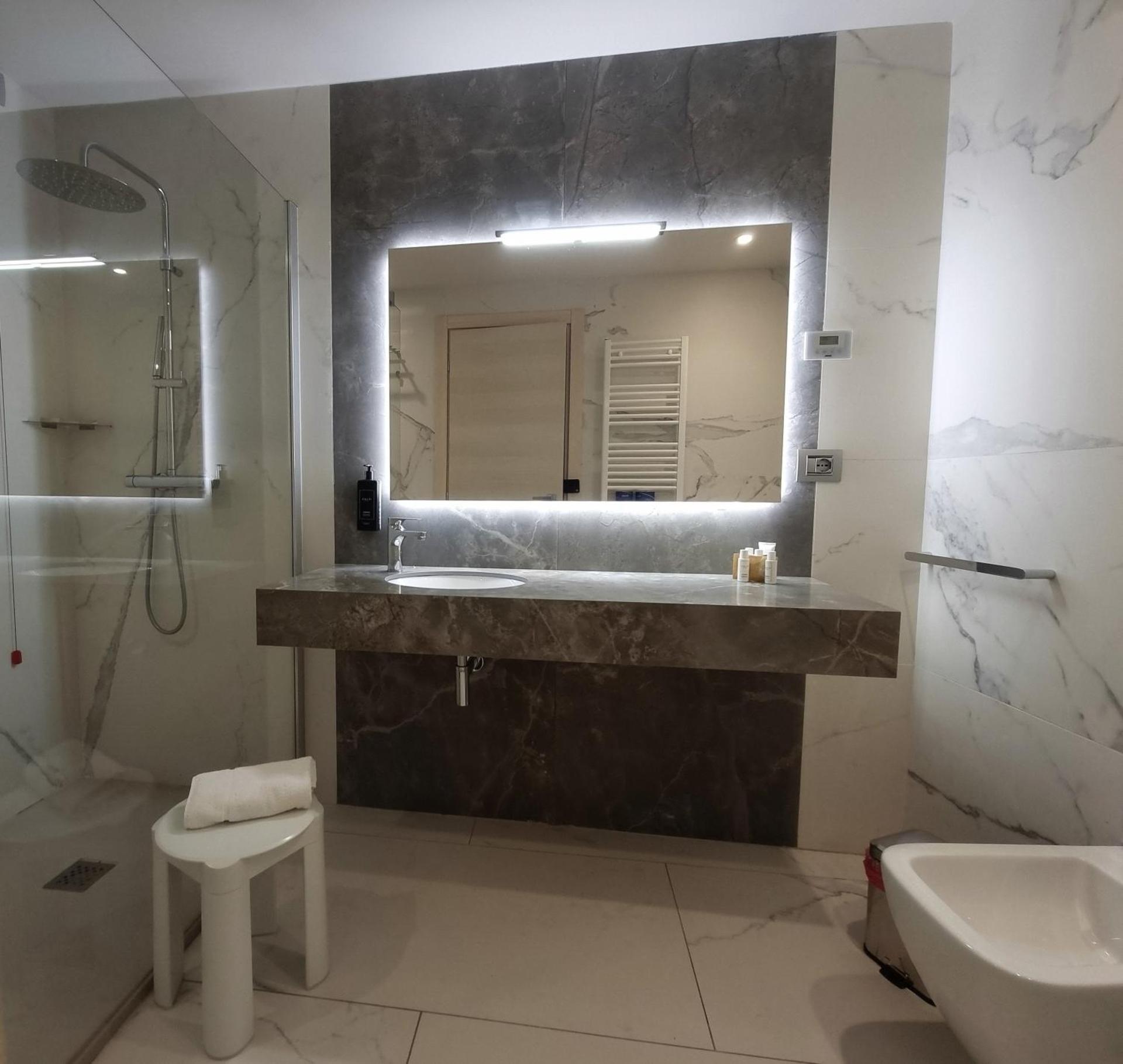 Hotel Byron - Photo 26