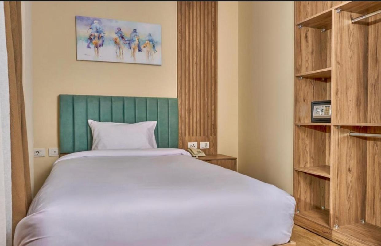 Lyra Pyramids Inn - Photo 33