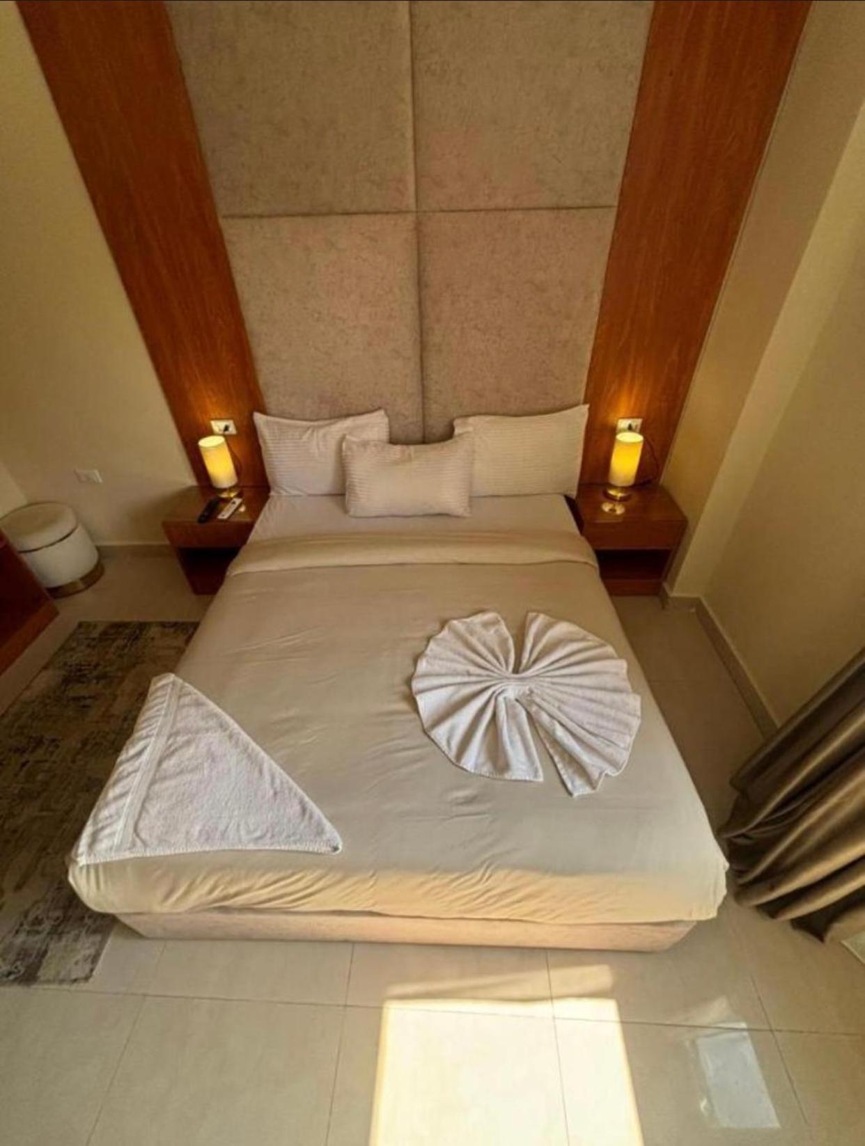 Lyra Pyramids Inn - Photo 22