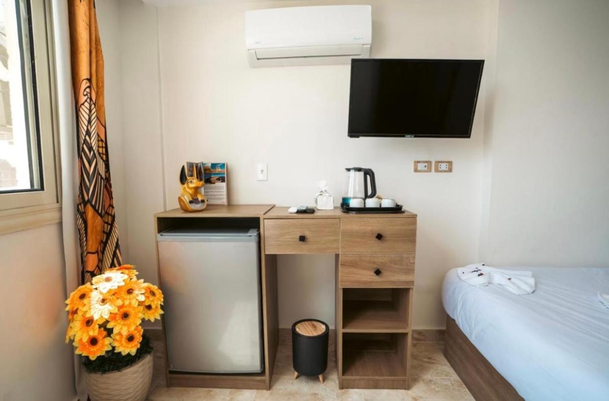 Lyra Pyramids Inn - Photo 7