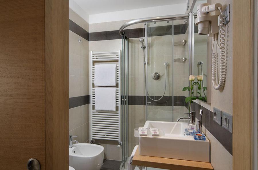 Hotel Paris - Photo 33