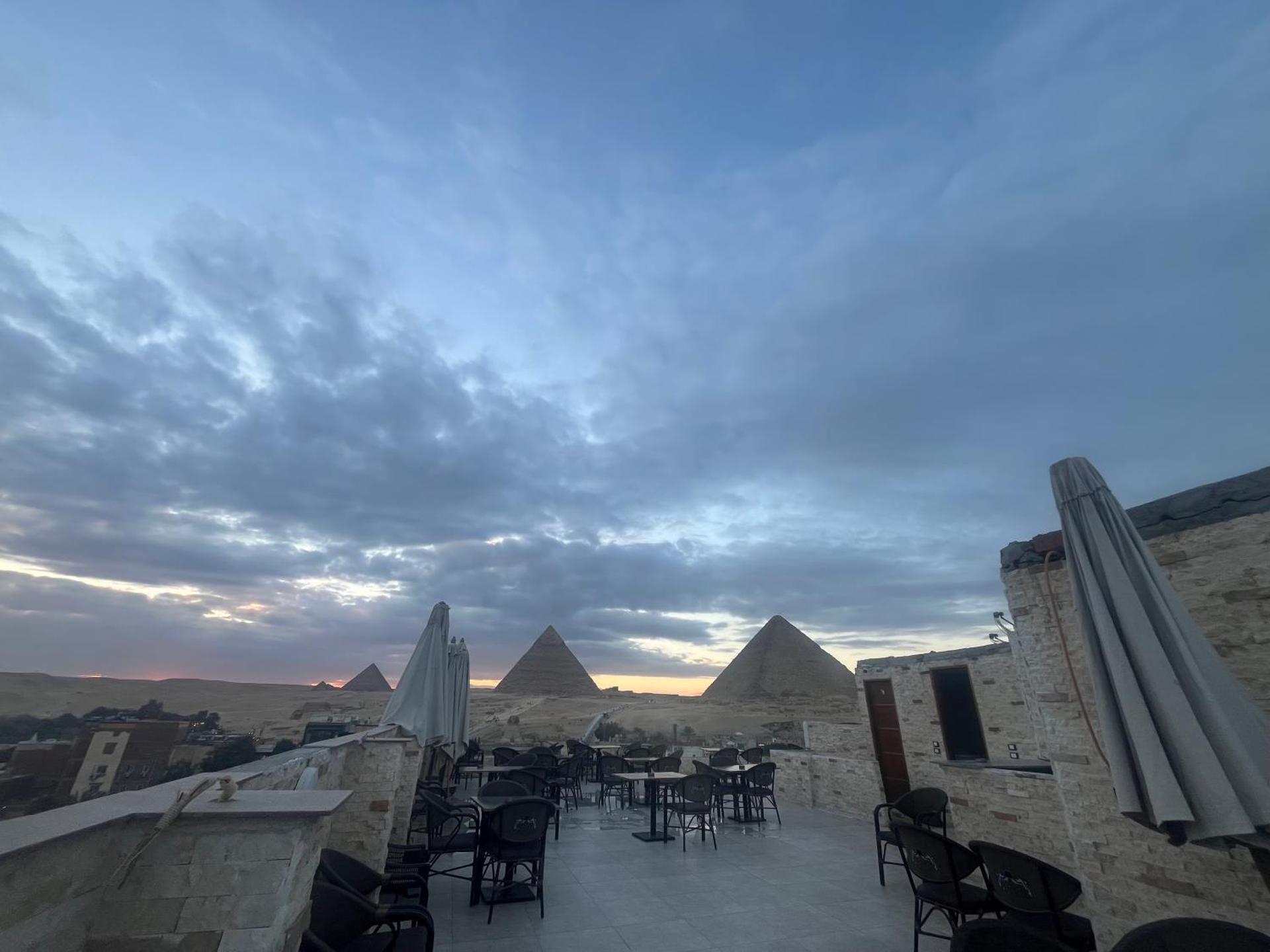 Middle east pyramids veiw &jacuzzi