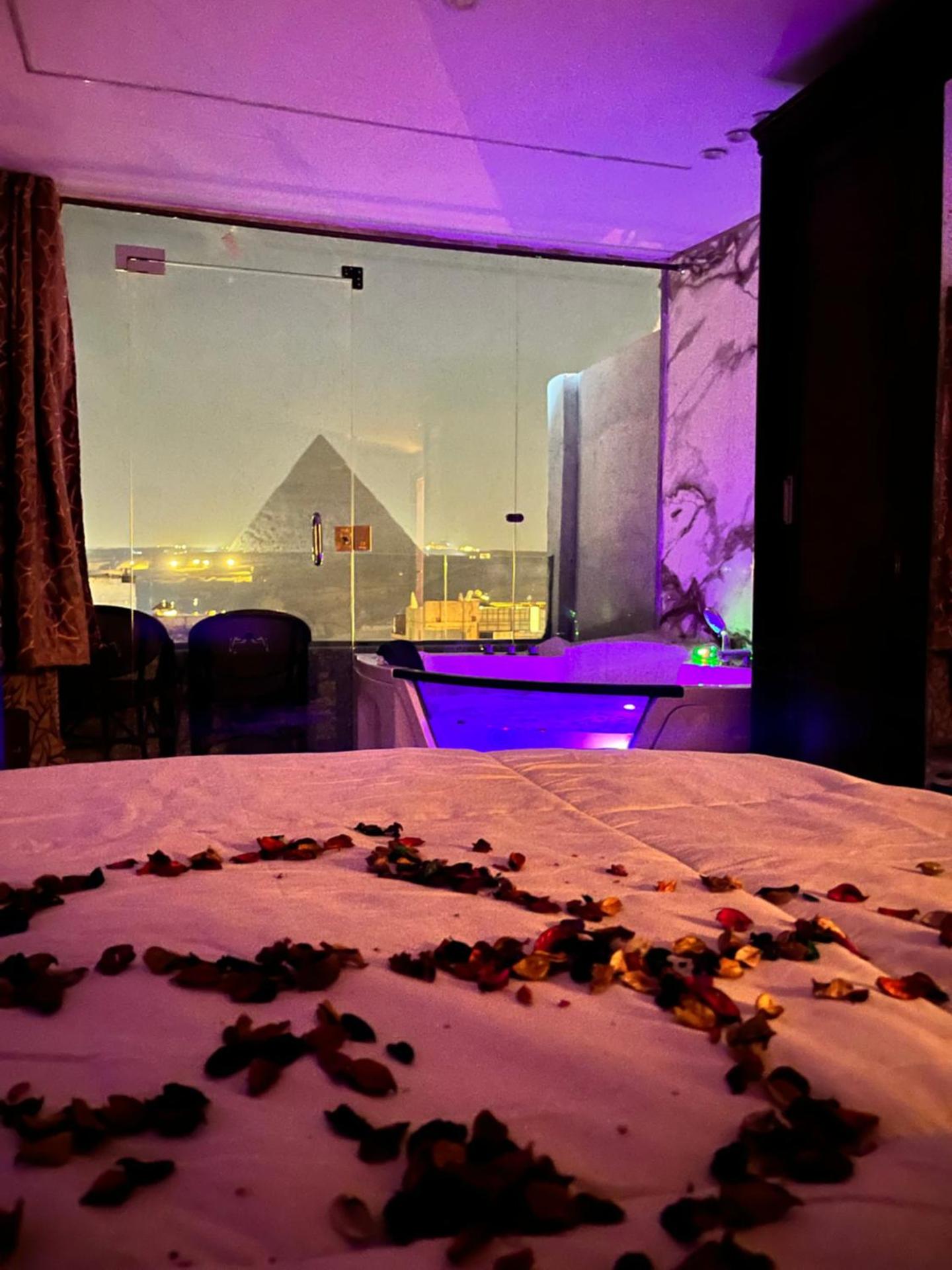 Middle east pyramids veiw &jacuzzi - Photo 4
