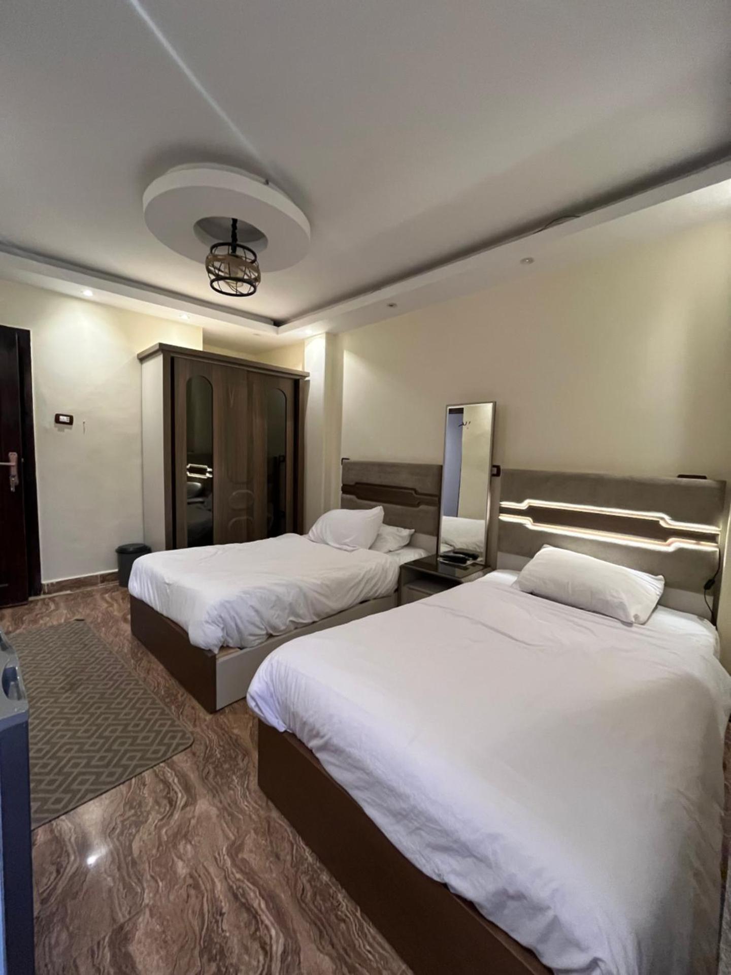Middle east pyramids veiw &jacuzzi - Photo 32