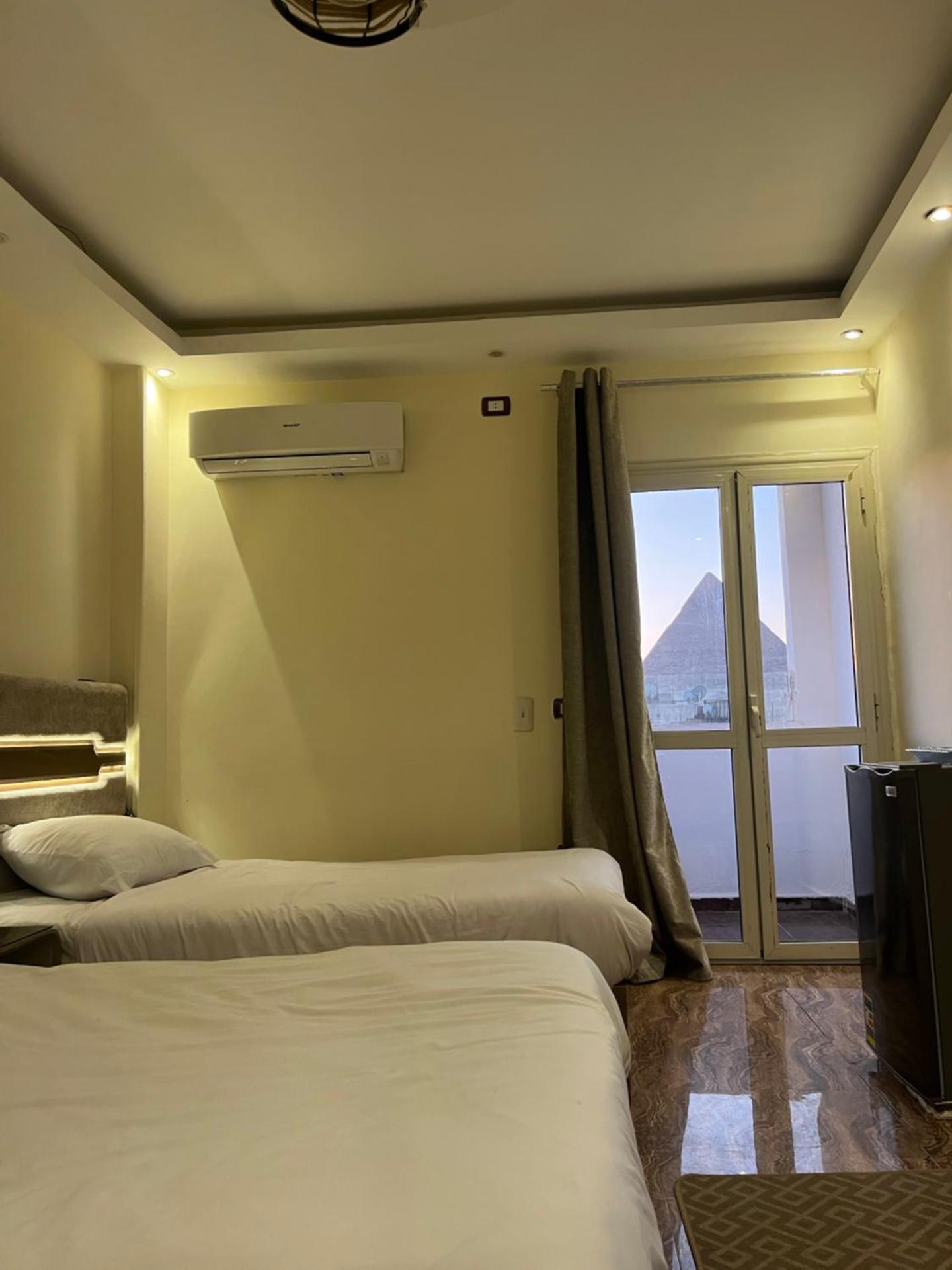 Middle east pyramids veiw &jacuzzi - Photo 13