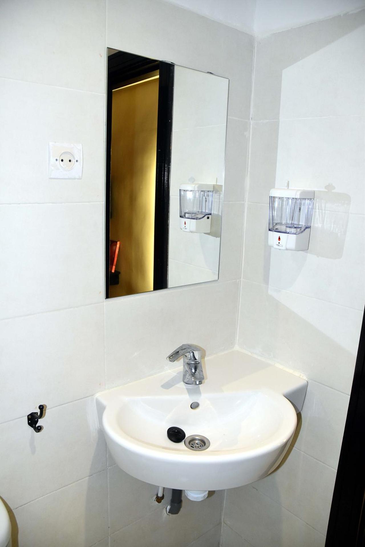 Deluxe Room (2 Adults + 1 Child)