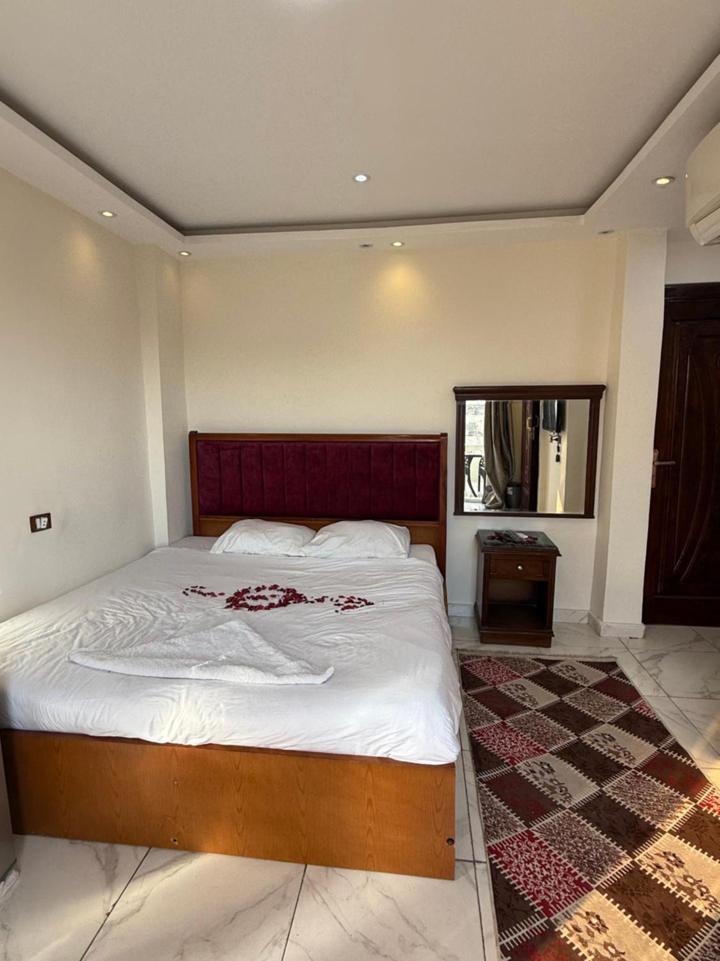 Middle east pyramids veiw &jacuzzi - Photo 45