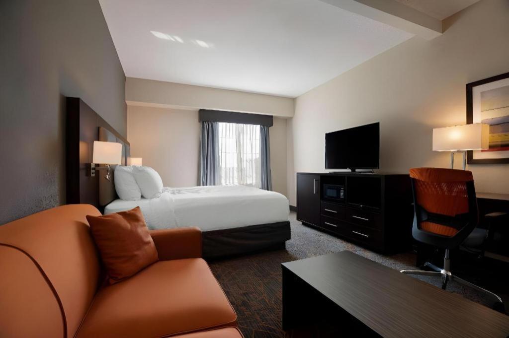 Best Western Plus Executive Inn - Photo 55