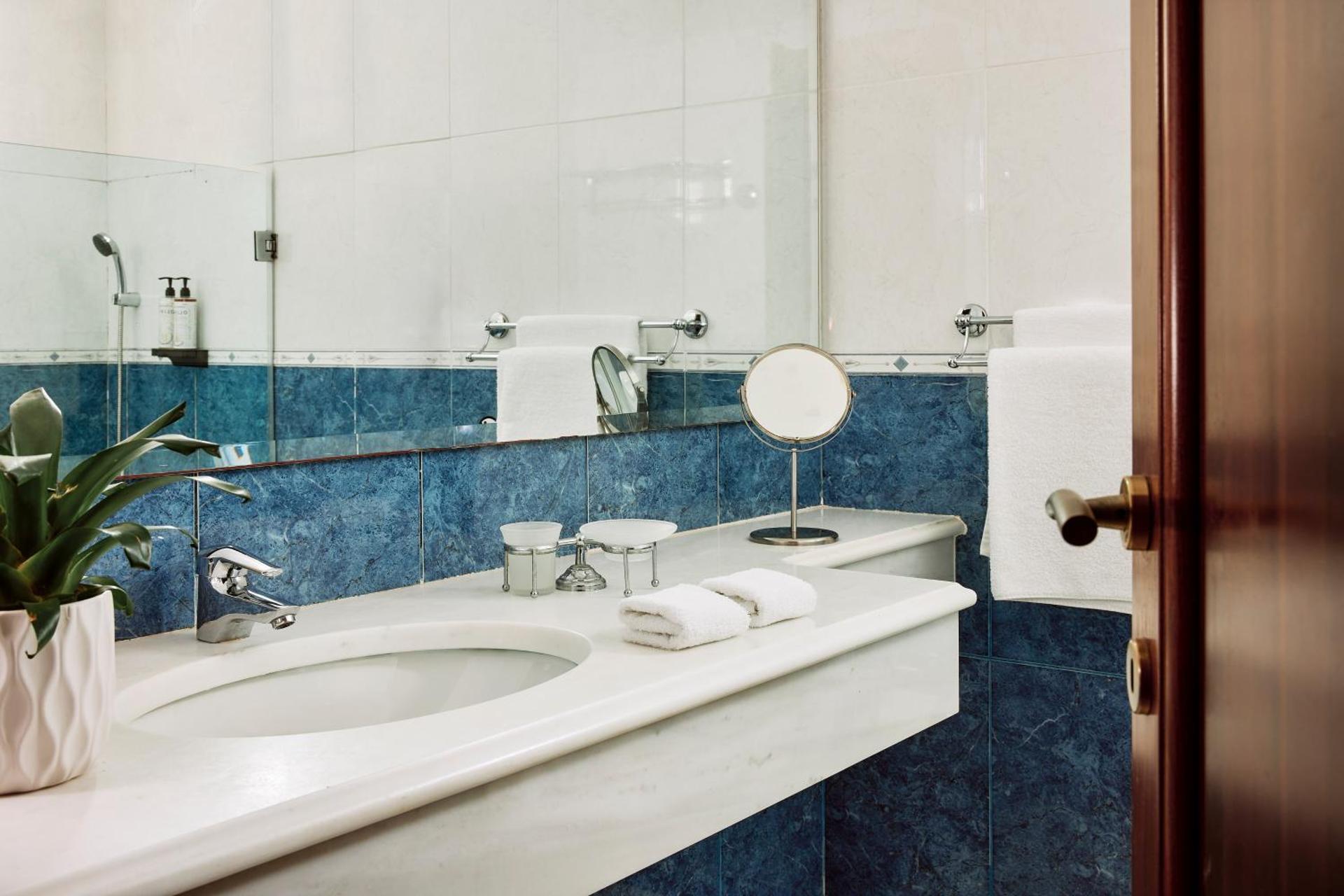 Hotel Adonis - Photo 36