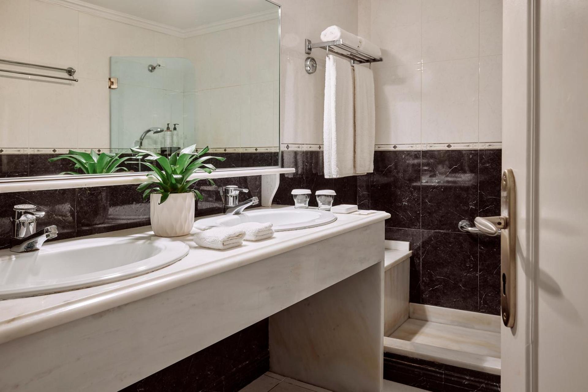 Hotel Adonis - Photo 7