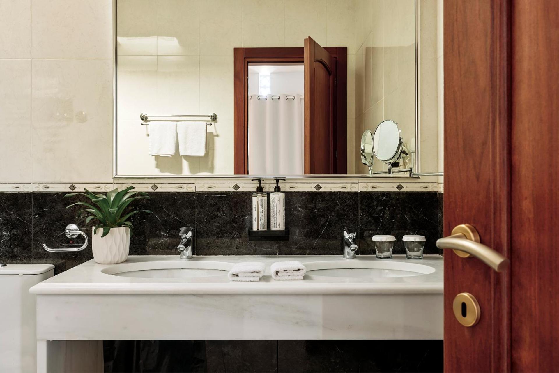 Hotel Adonis - Photo 108