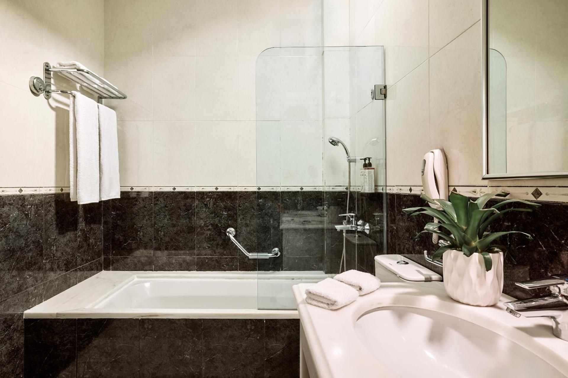 Hotel Adonis - Photo 103