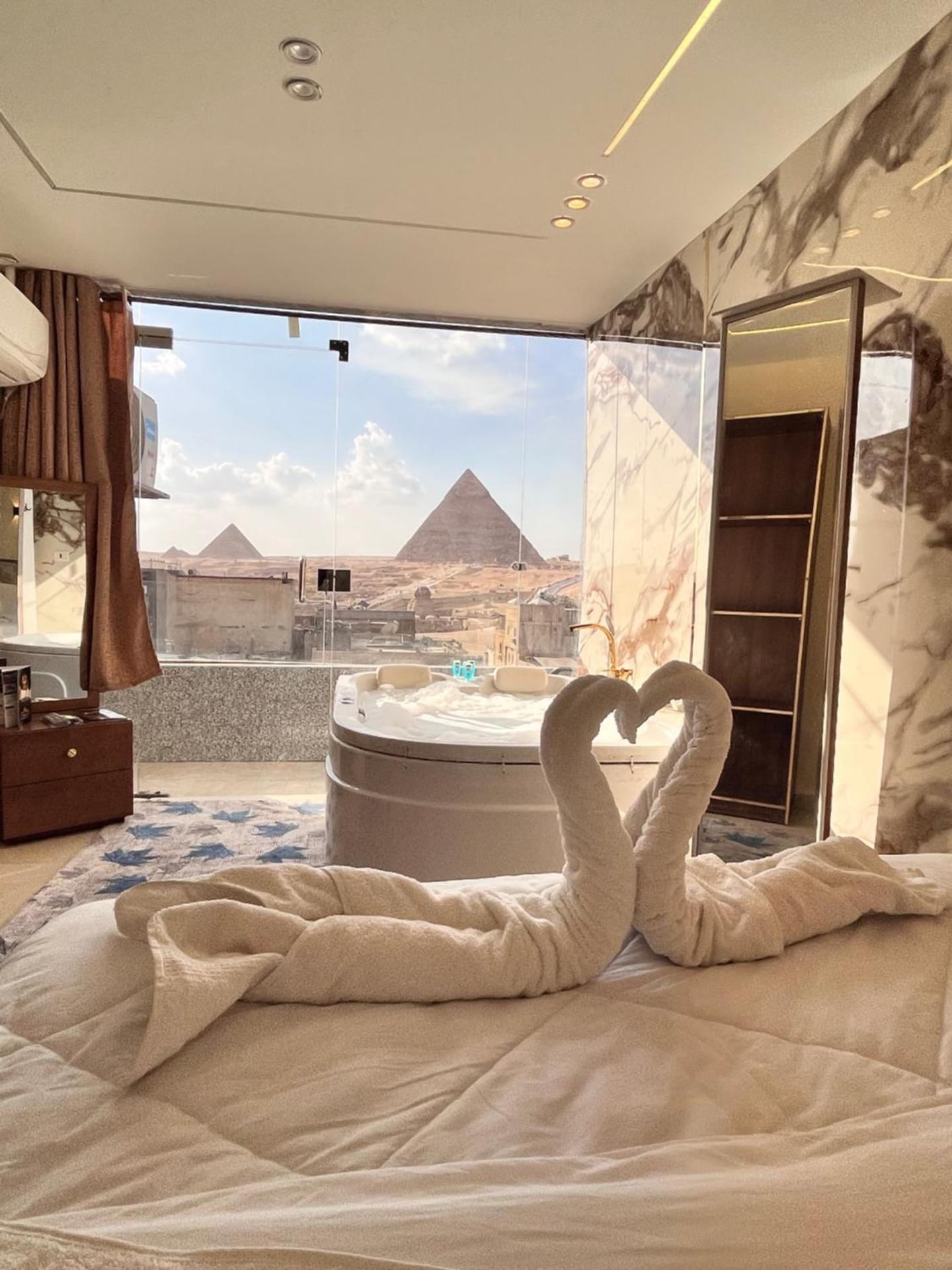 pyramids Middle East stay & tours