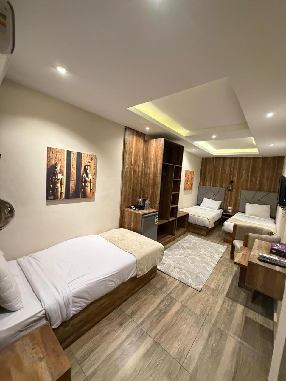 Golden Pyramids Crown - Photo 2