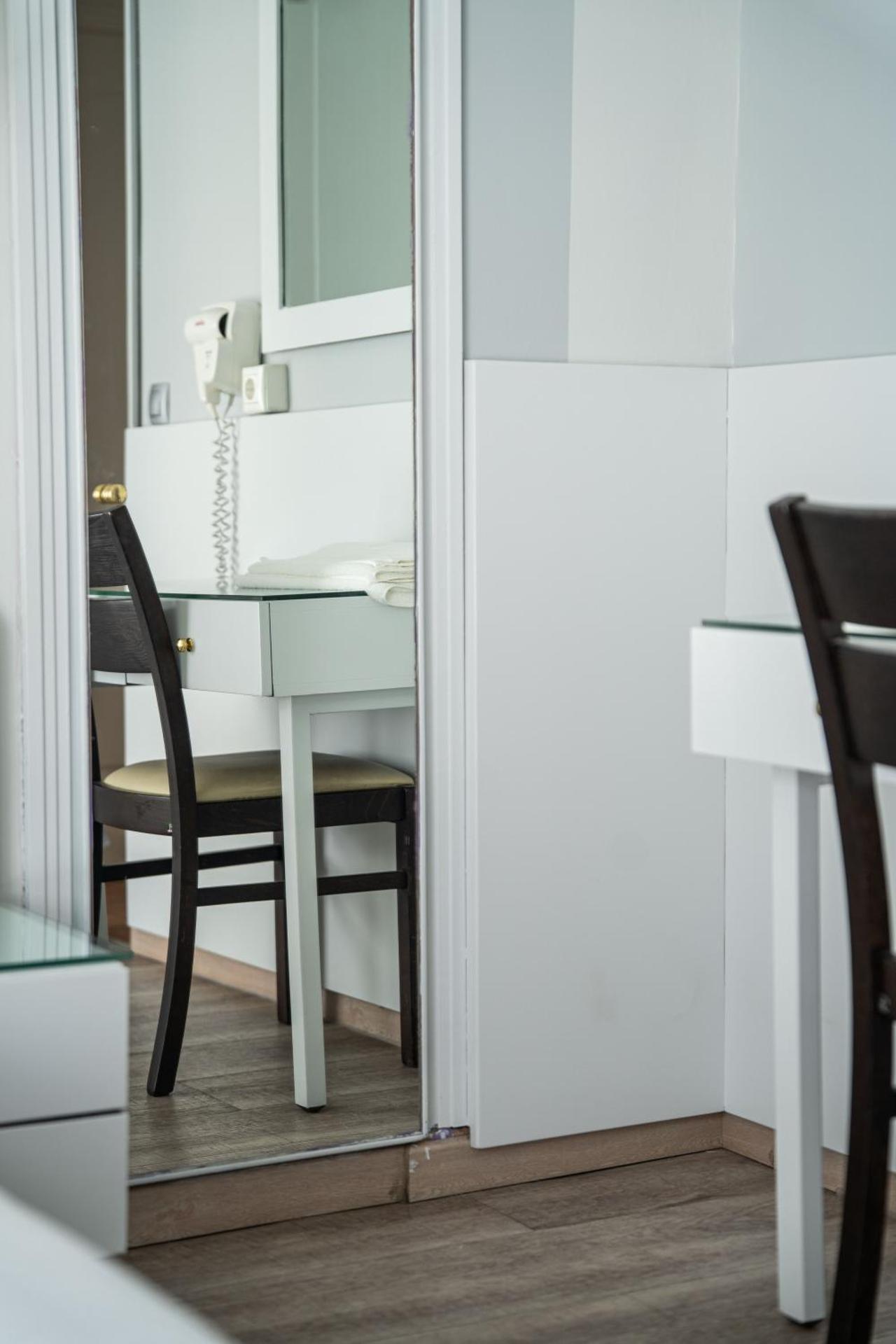 Eva Hotel Piraeus - Photo 18