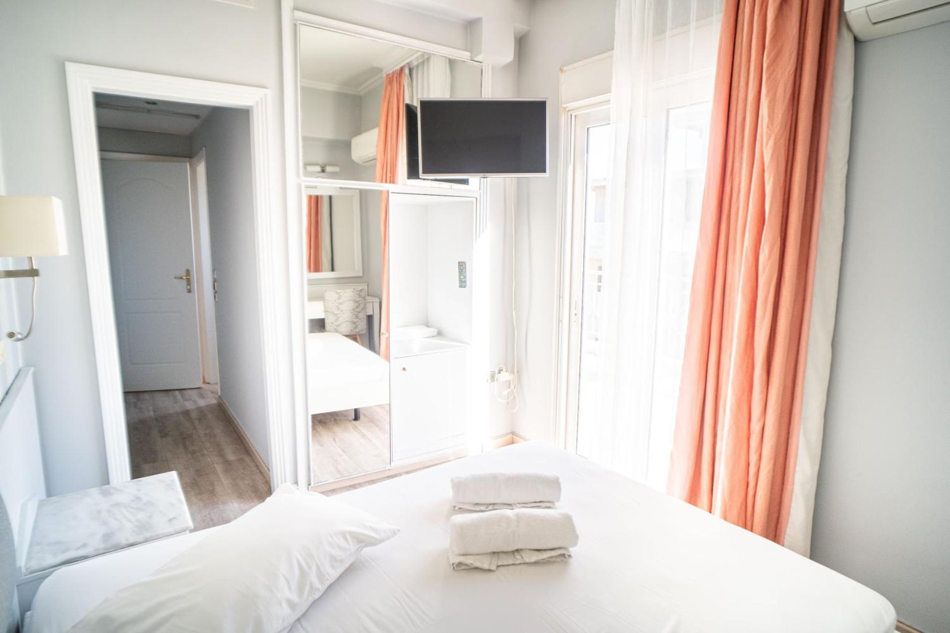 Eva Hotel Piraeus - Photo 23