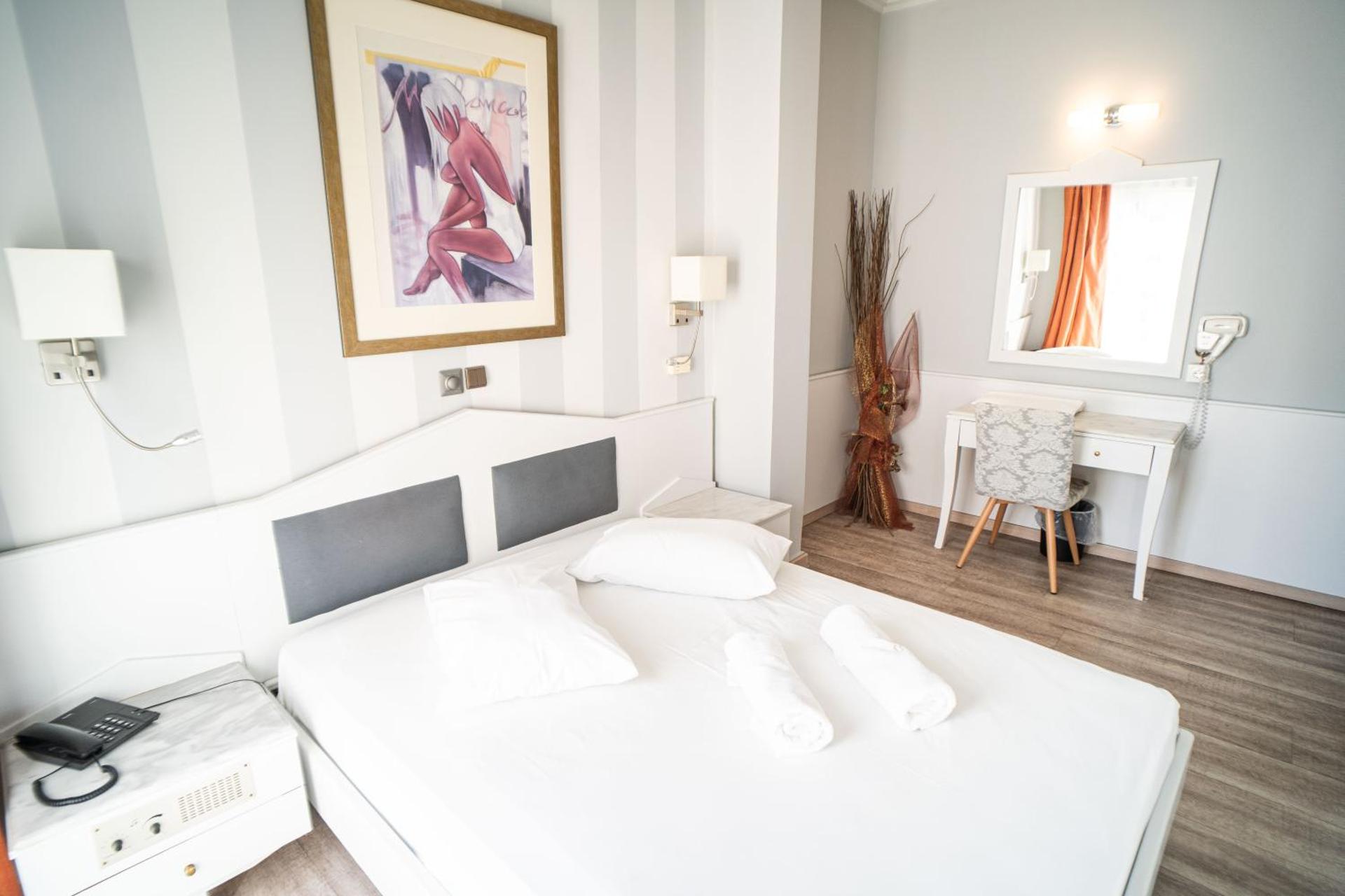 Eva Hotel Piraeus - Photo 41