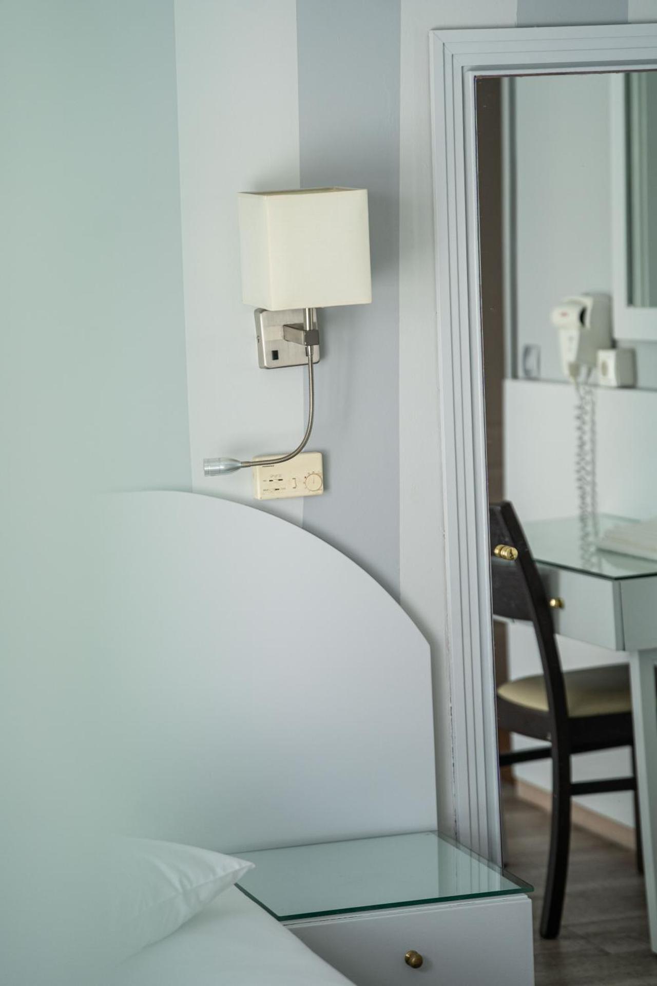 Eva Hotel Piraeus - Photo 42