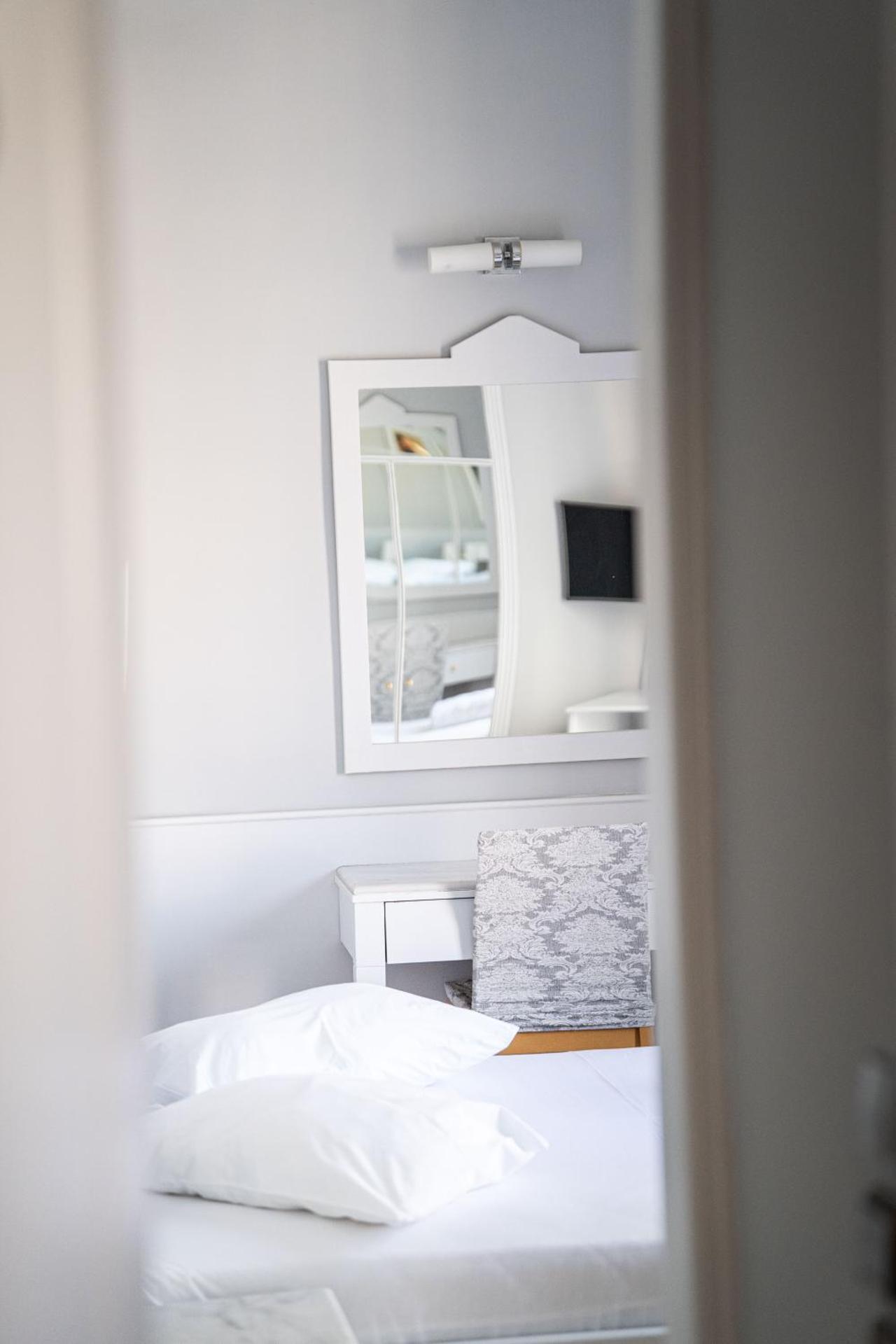 Eva Hotel Piraeus - Photo 49