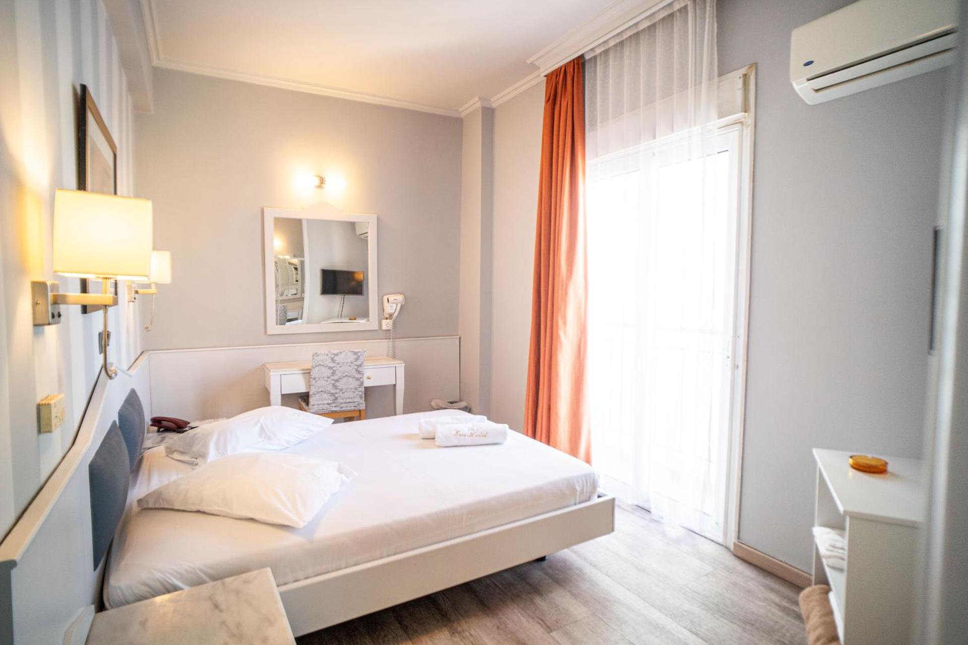 Eva Hotel Piraeus - Photo 56