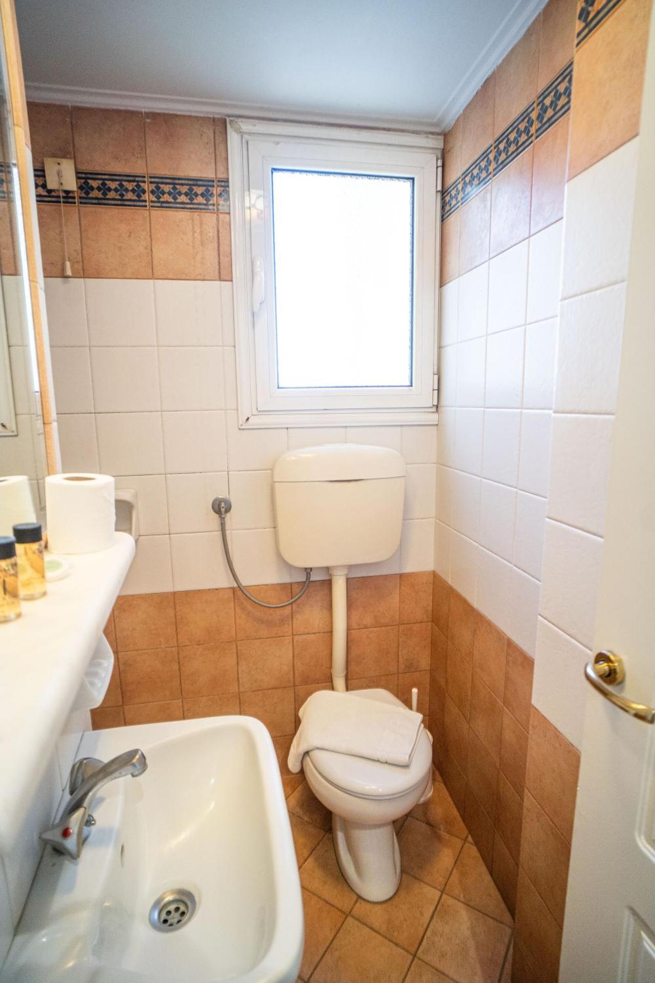 Eva Hotel Piraeus - Photo 12