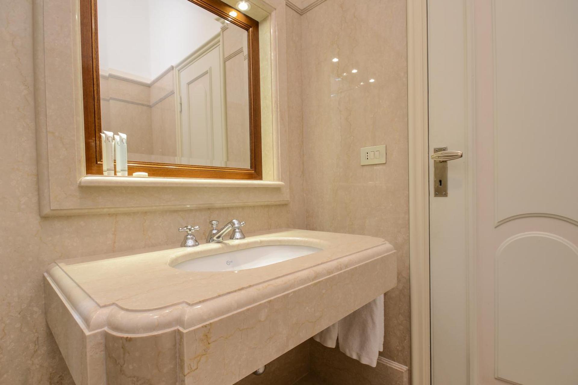 Hotel Vittoria - Photo 23