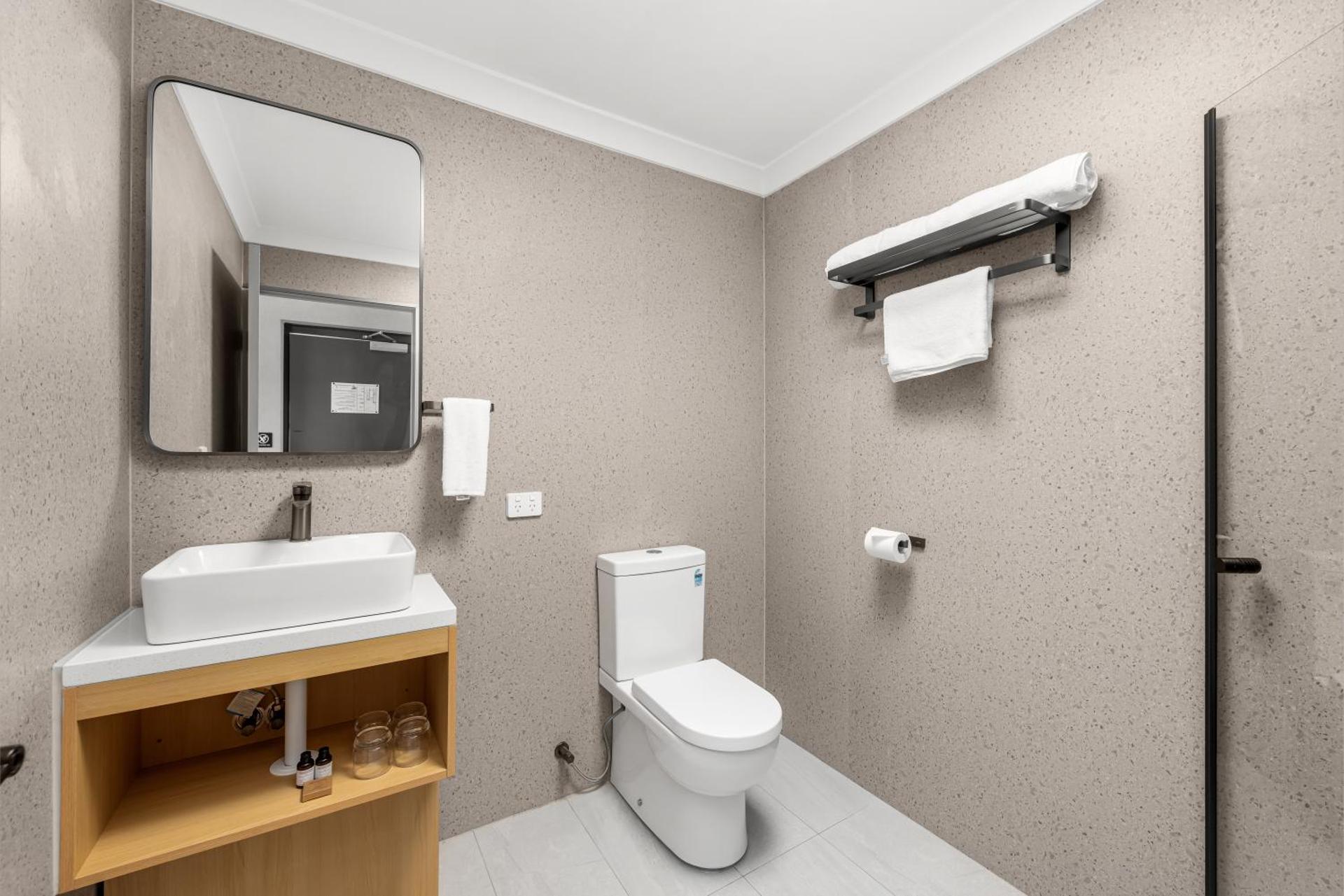 Spring Hill Inn - Photo 5