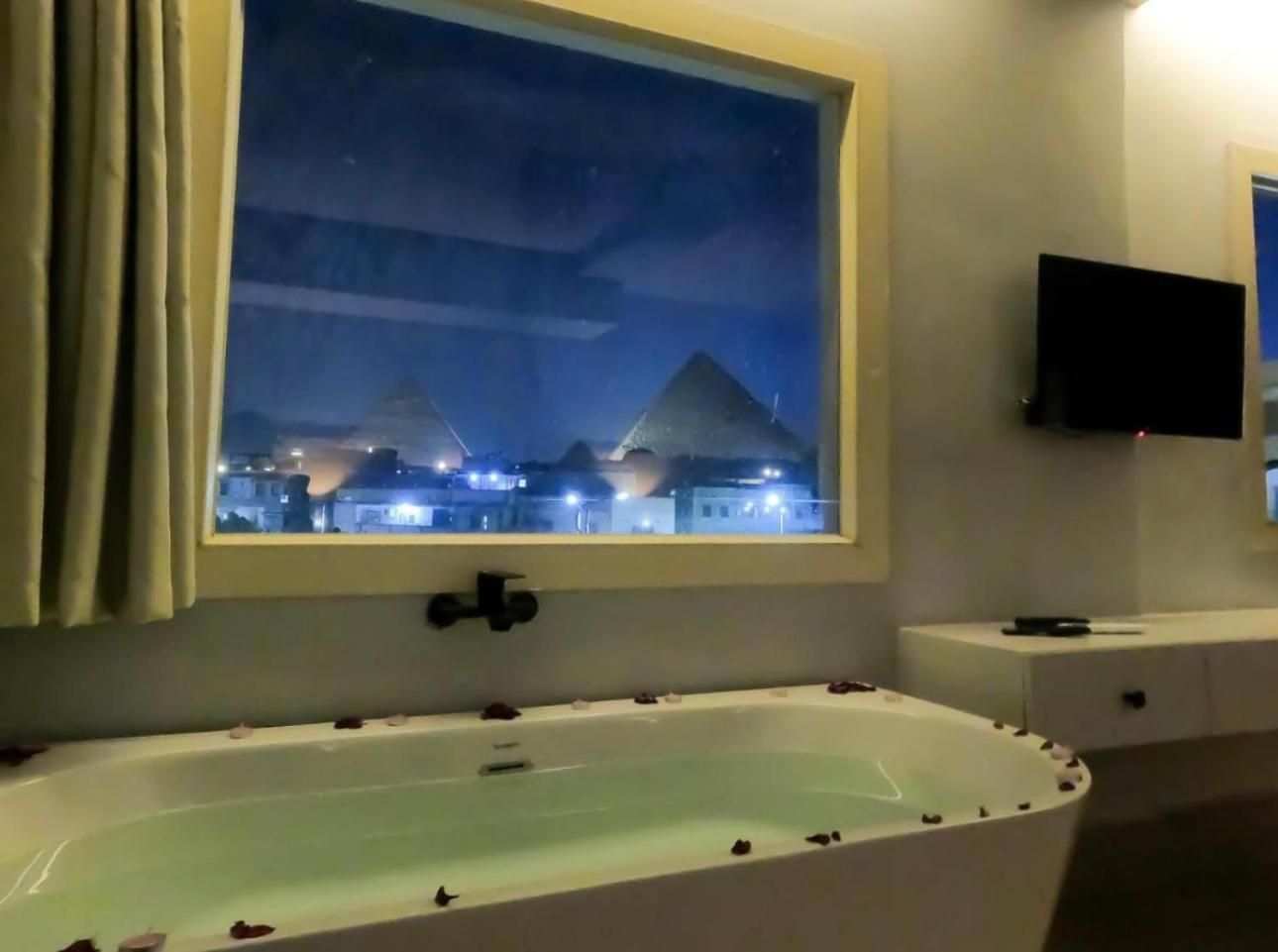 King's Gate Majestic pyramids & Sphinx view - Photo 3