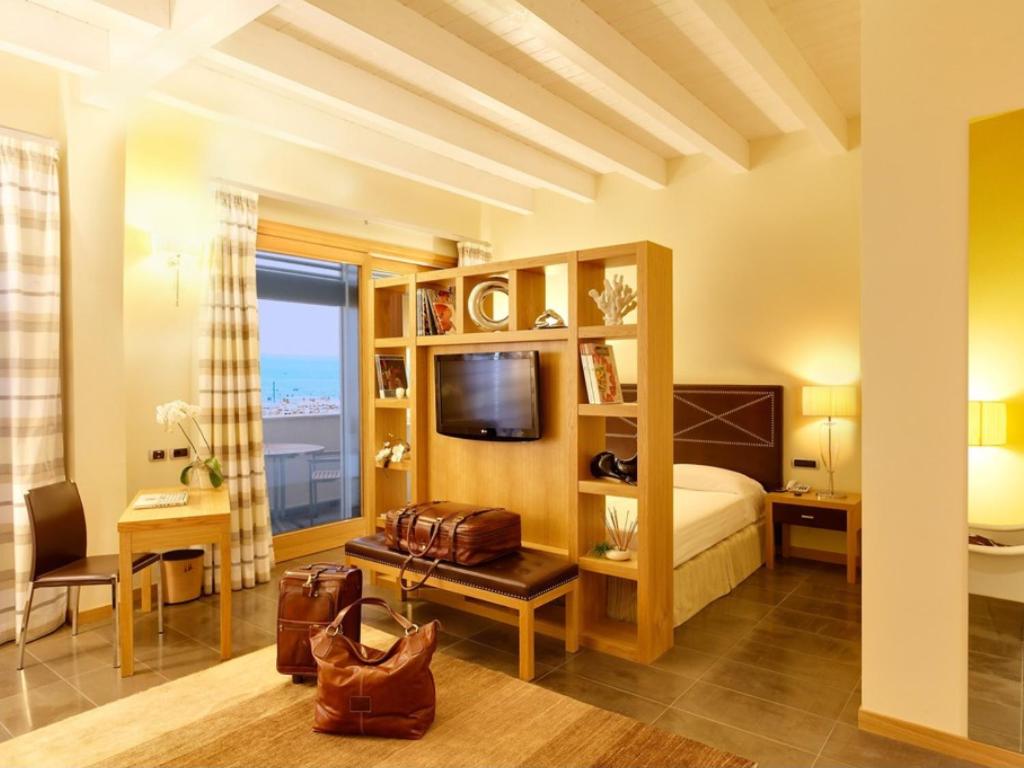 Hotel Cristallo - Photo 13