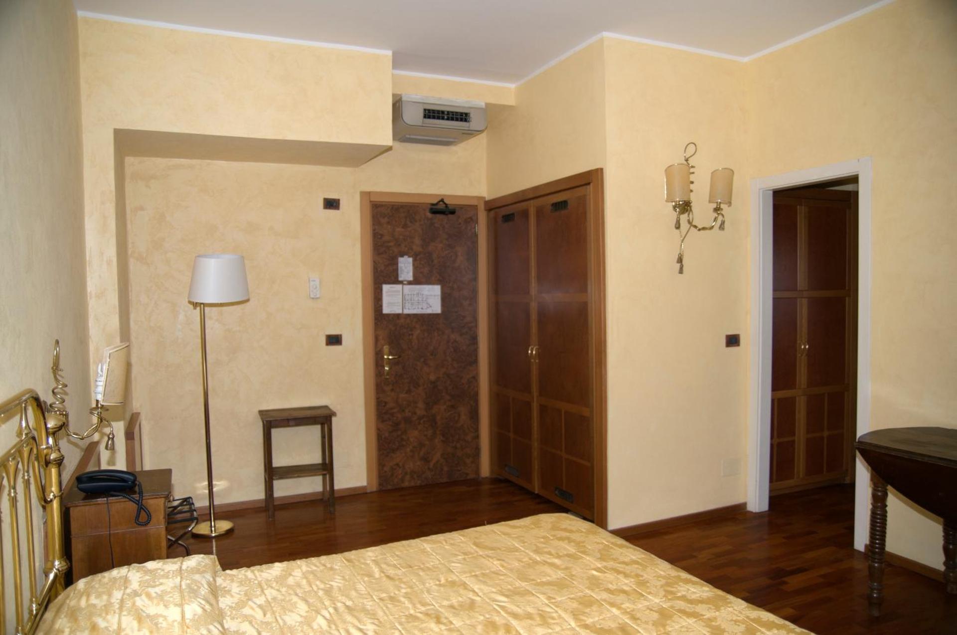 Hotel Continental - Photo 11