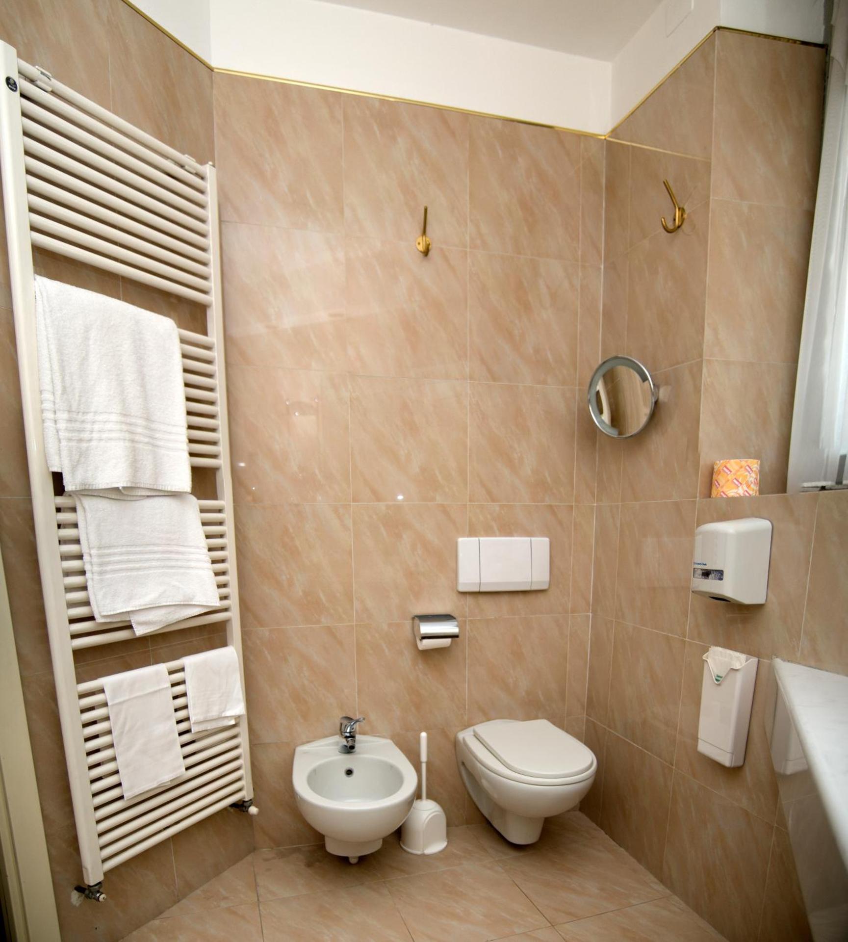 Hotel Continental - Photo 12