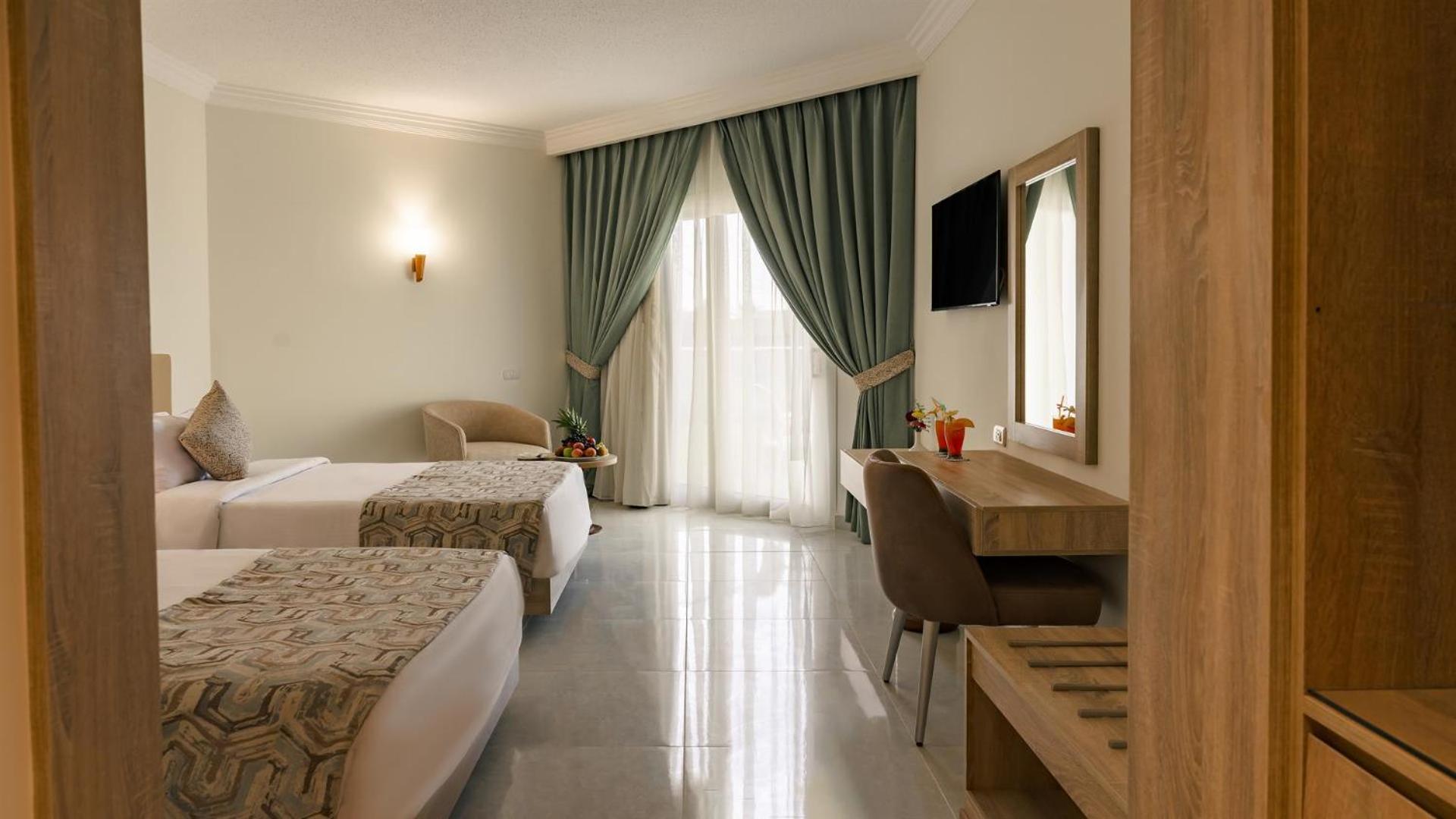 Superior Double or Twin Room with Pool View - Photo 3