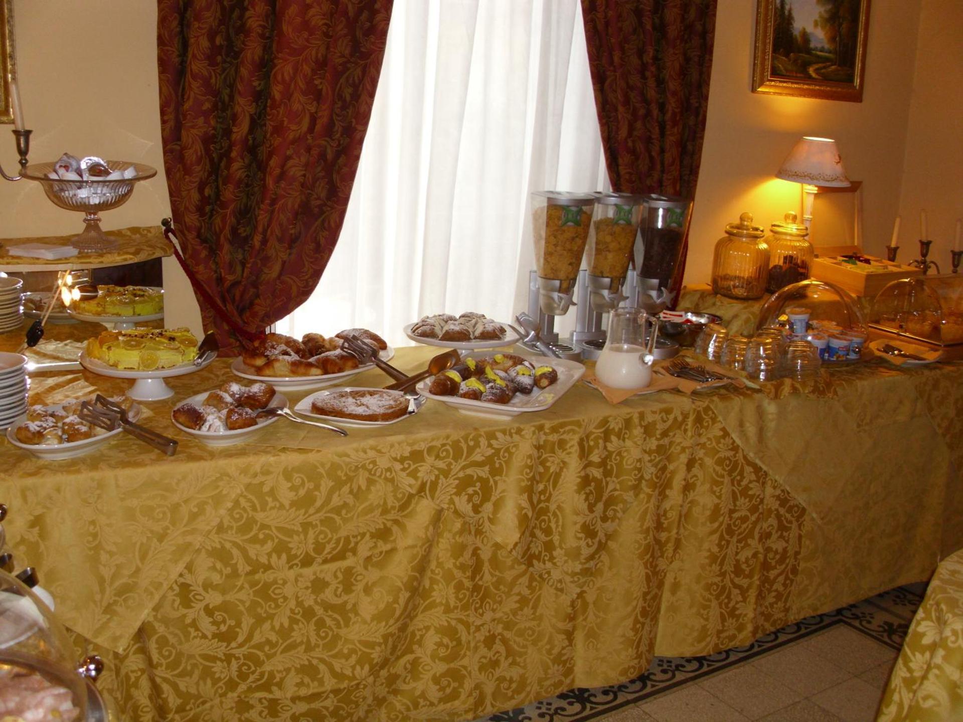 Hotel del Centro - Photo 28