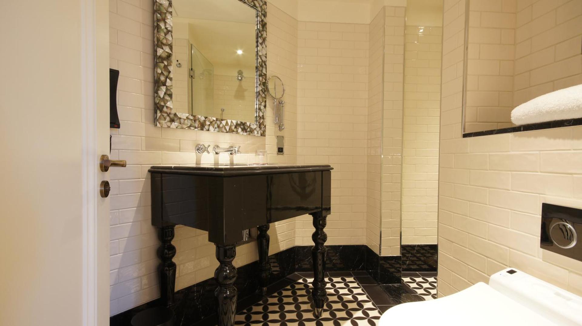 The LaLit London - Photo 14