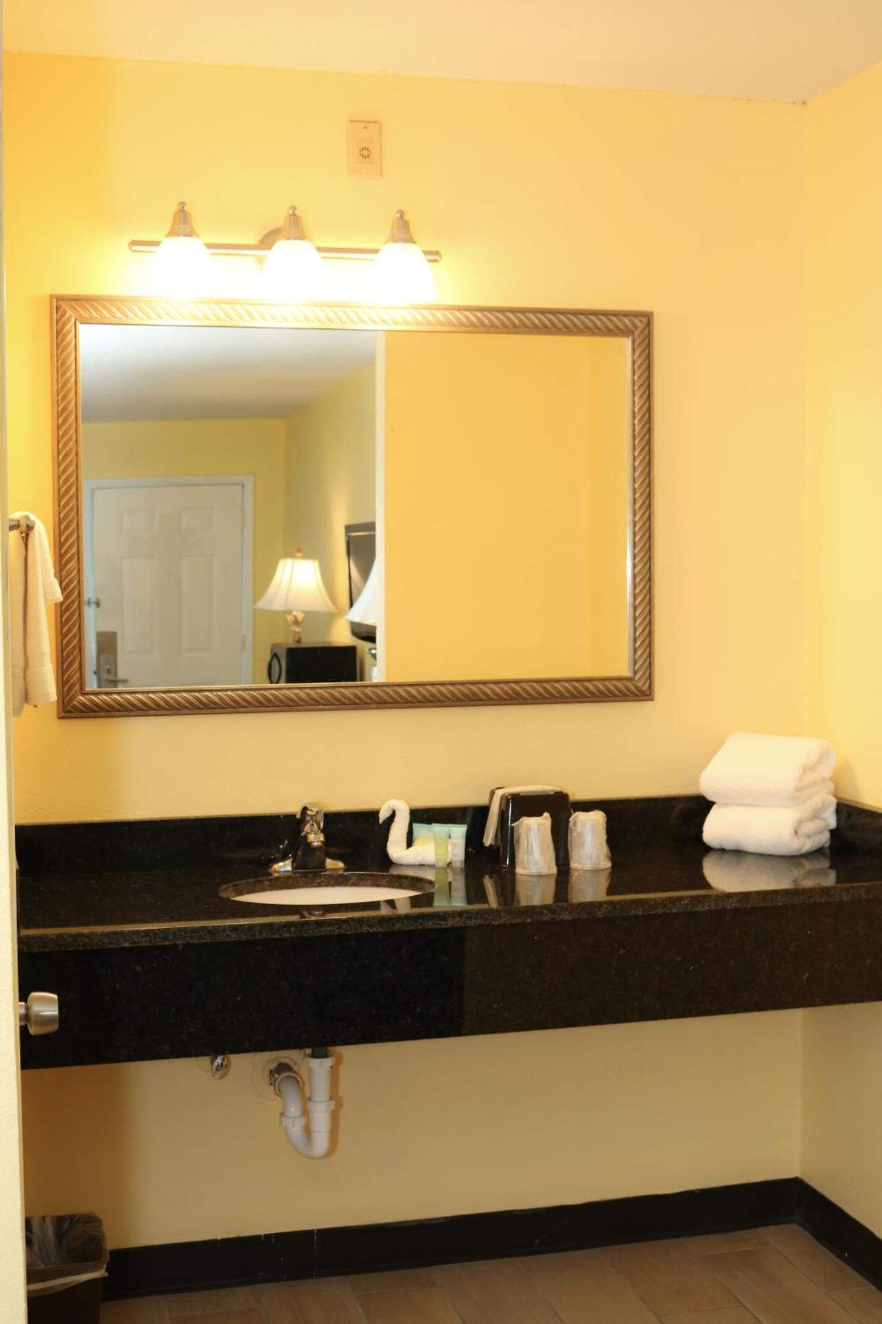 Shining Light Inn & Suites - Photo 19