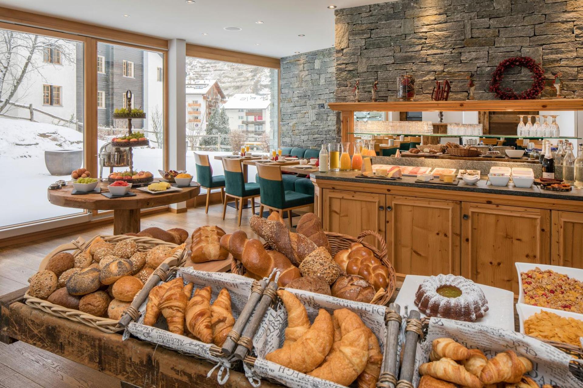 Hotel Phoenix - Photo 13