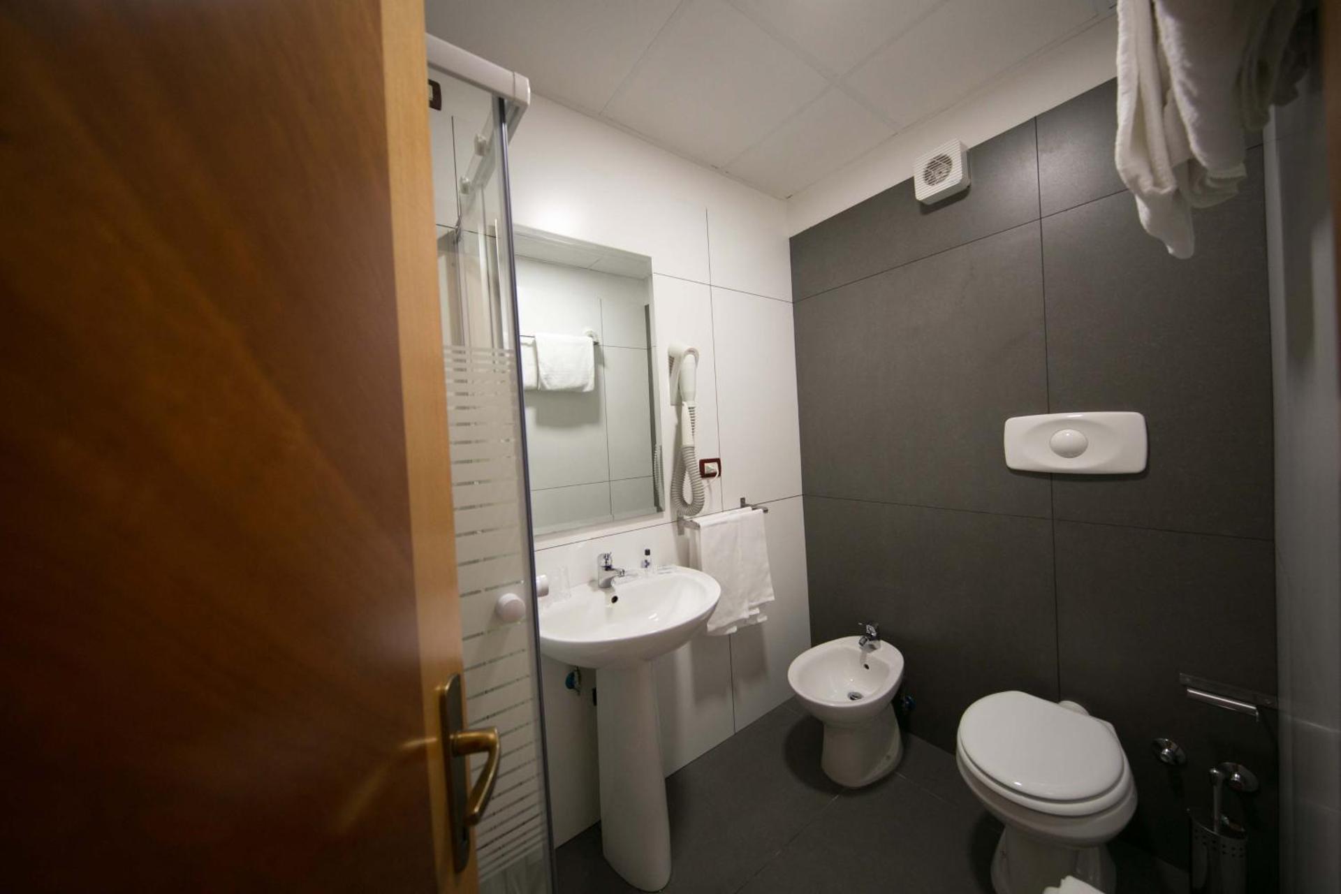 Mediterranea Hotel & Convention Center - Photo 9