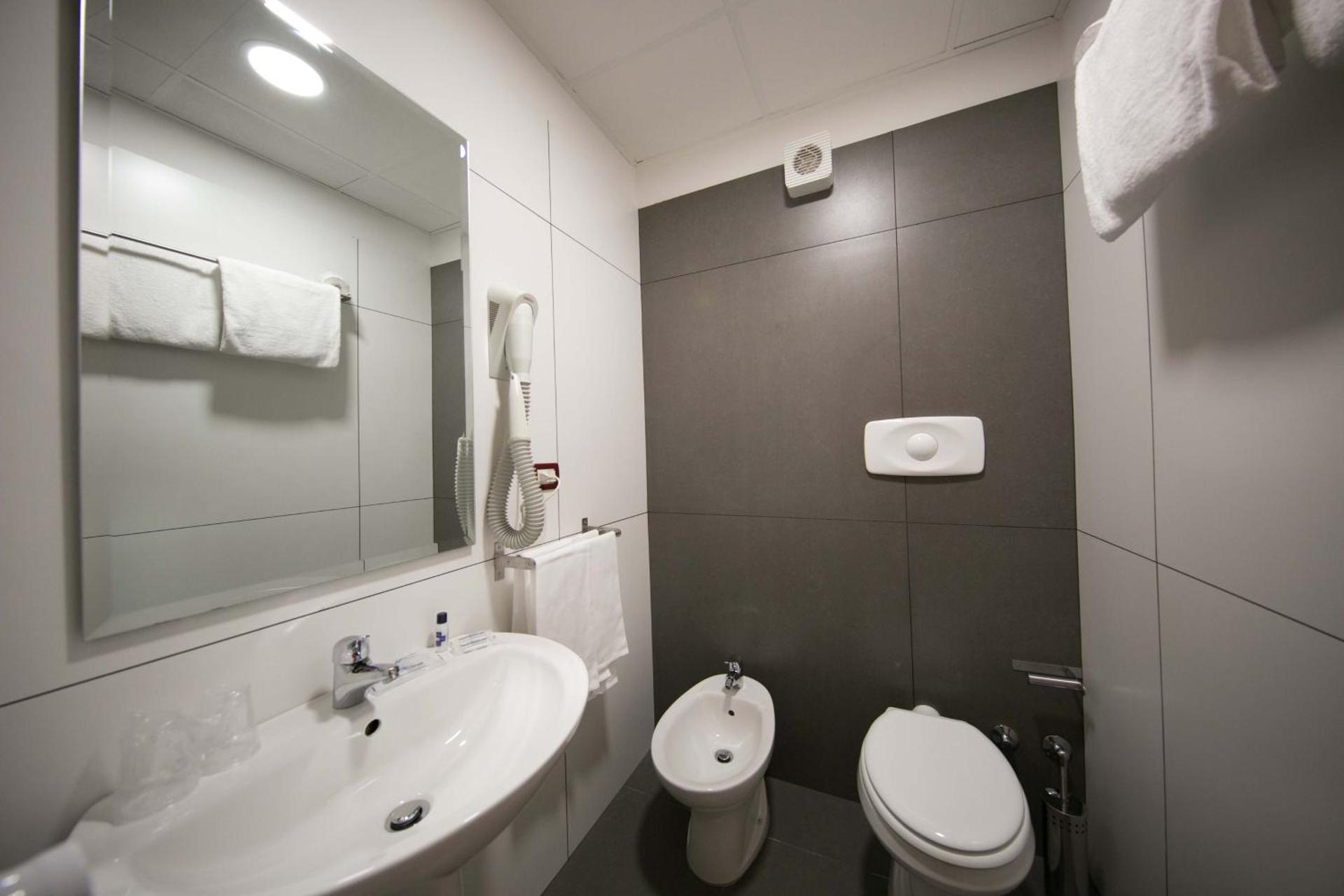 Mediterranea Hotel & Convention Center - Photo 8