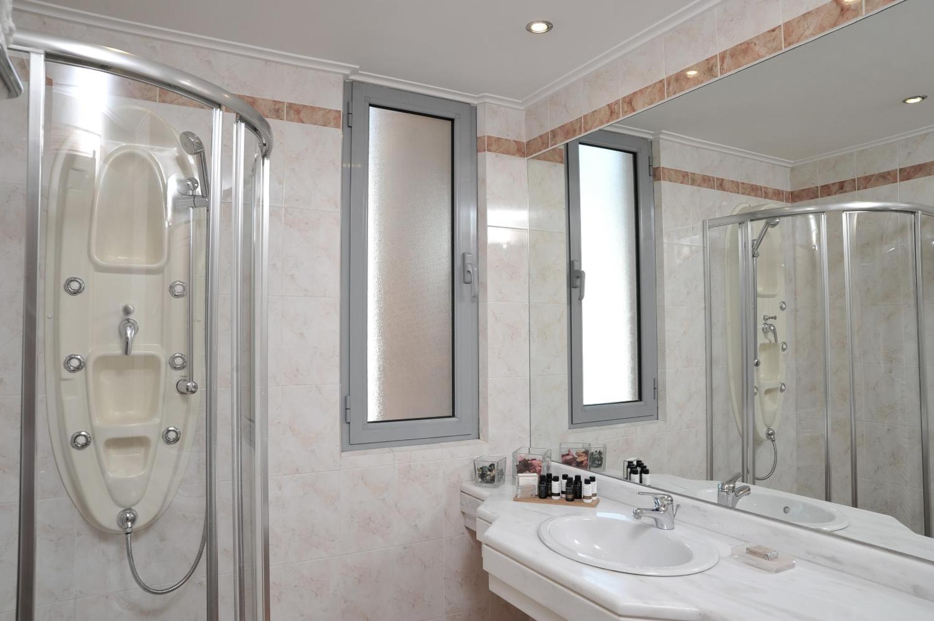 Athens Atrium Hotel & Jacuzzi Suites - Photo 2