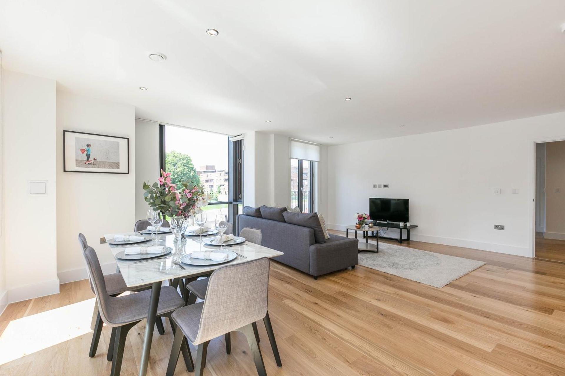 Portobello Apt with Floor-to-Ceiling Views - Photo 31