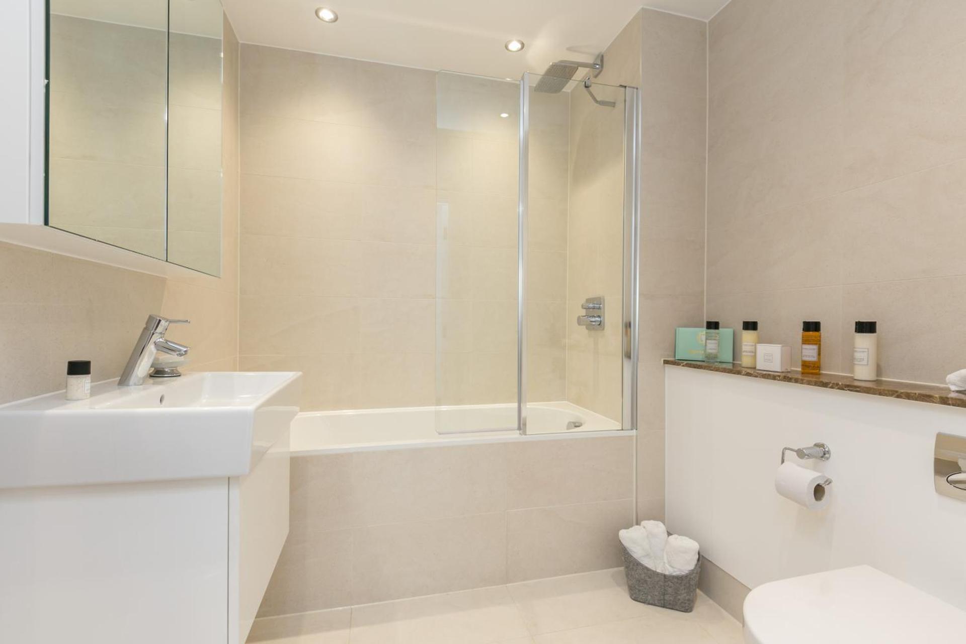 Portobello Apt with Floor-to-Ceiling Views - Photo 30